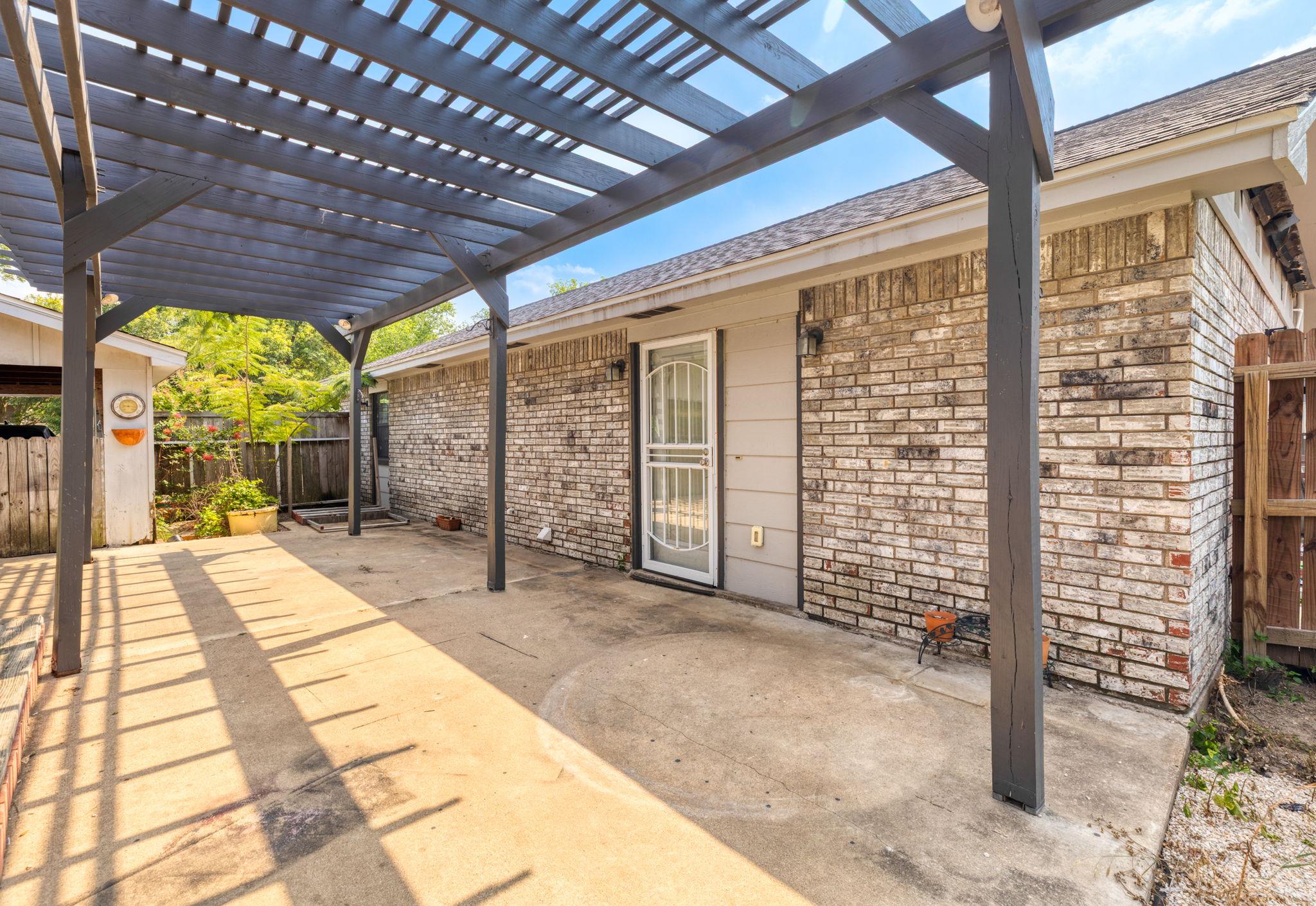 116 S Hackberry Ave, Luling, TX 78648