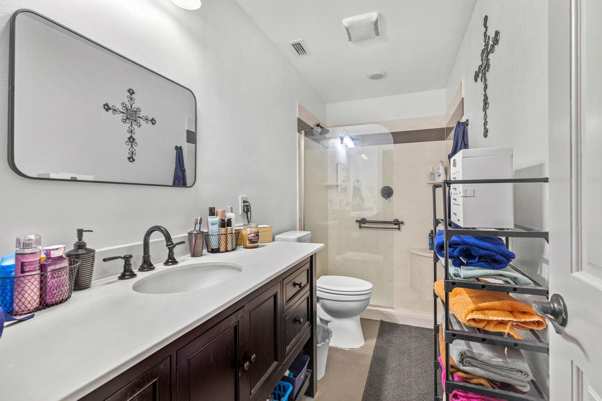 116 S Hackberry Ave, Luling, TX 78648