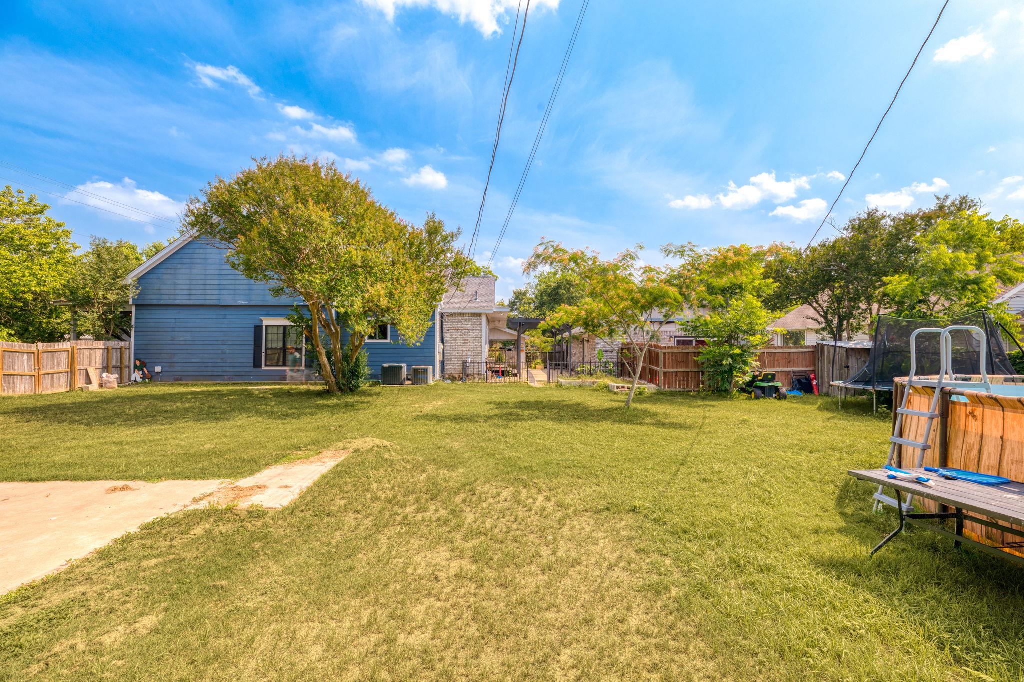 116 S Hackberry Ave, Luling, TX 78648