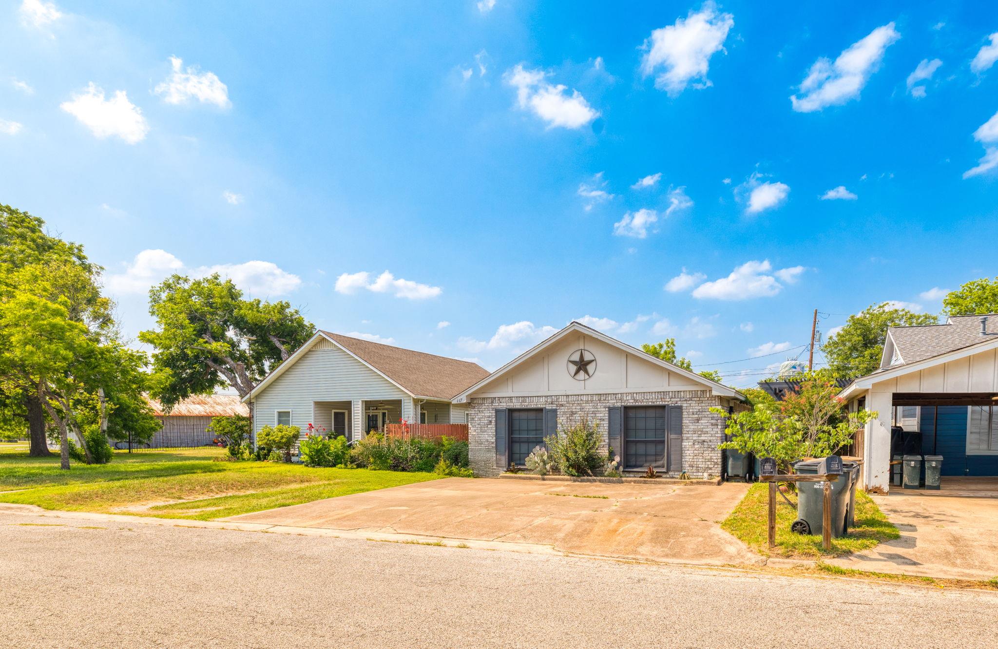 116 S Hackberry Ave, Luling, TX 78648