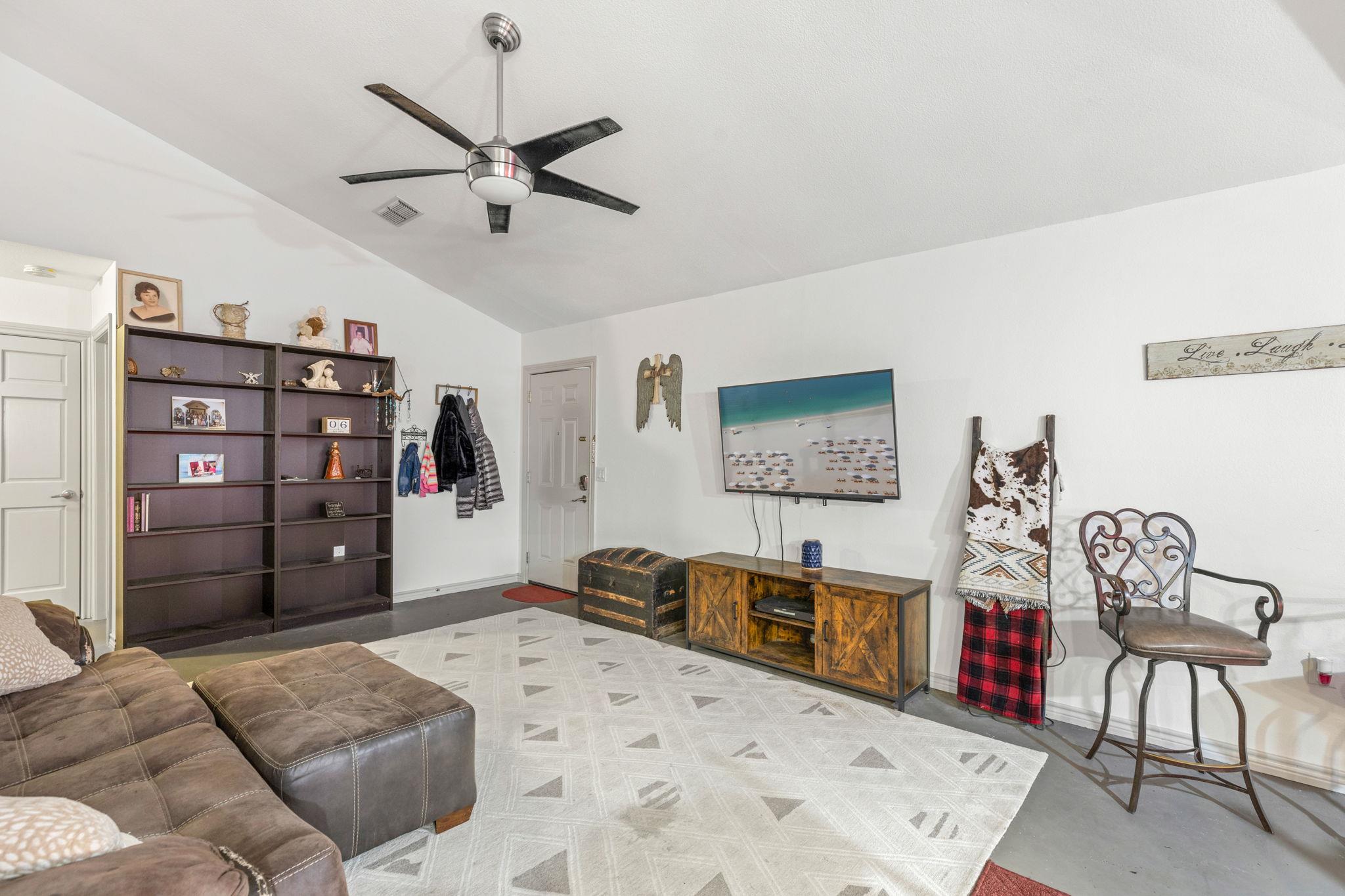 116 S Hackberry Ave, Luling, TX 78648