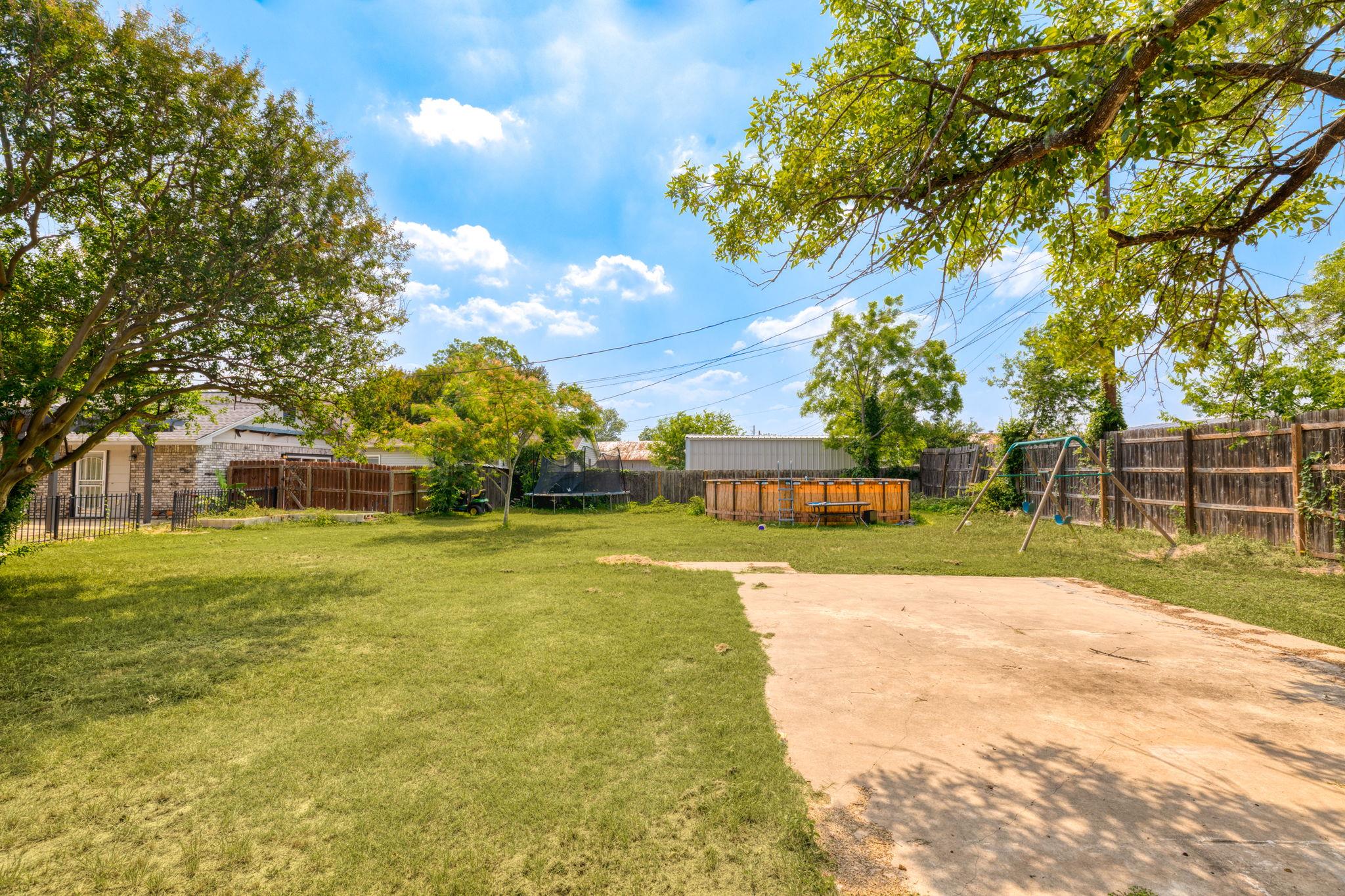 116 S Hackberry Ave, Luling, TX 78648