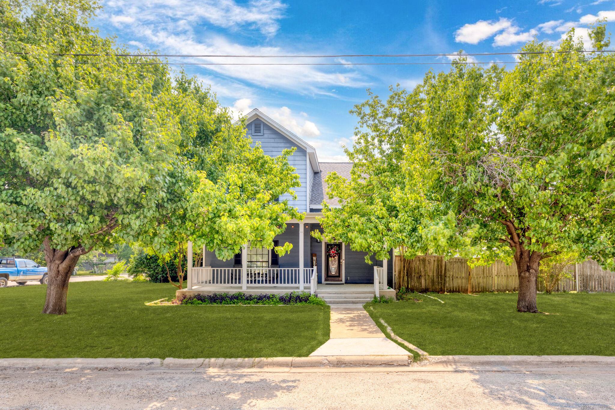 116 S Hackberry Ave, Luling, TX 78648