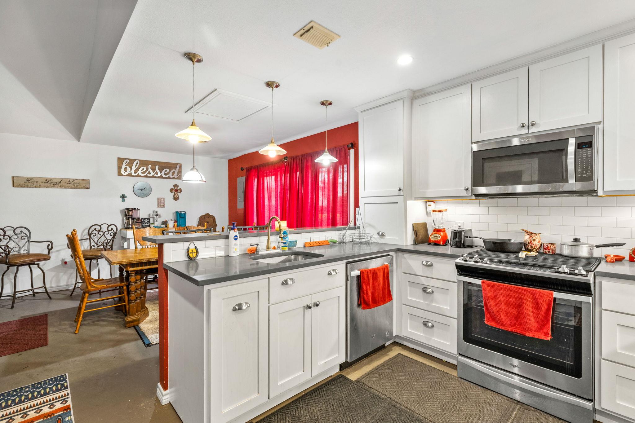 116 S Hackberry Ave, Luling, TX 78648