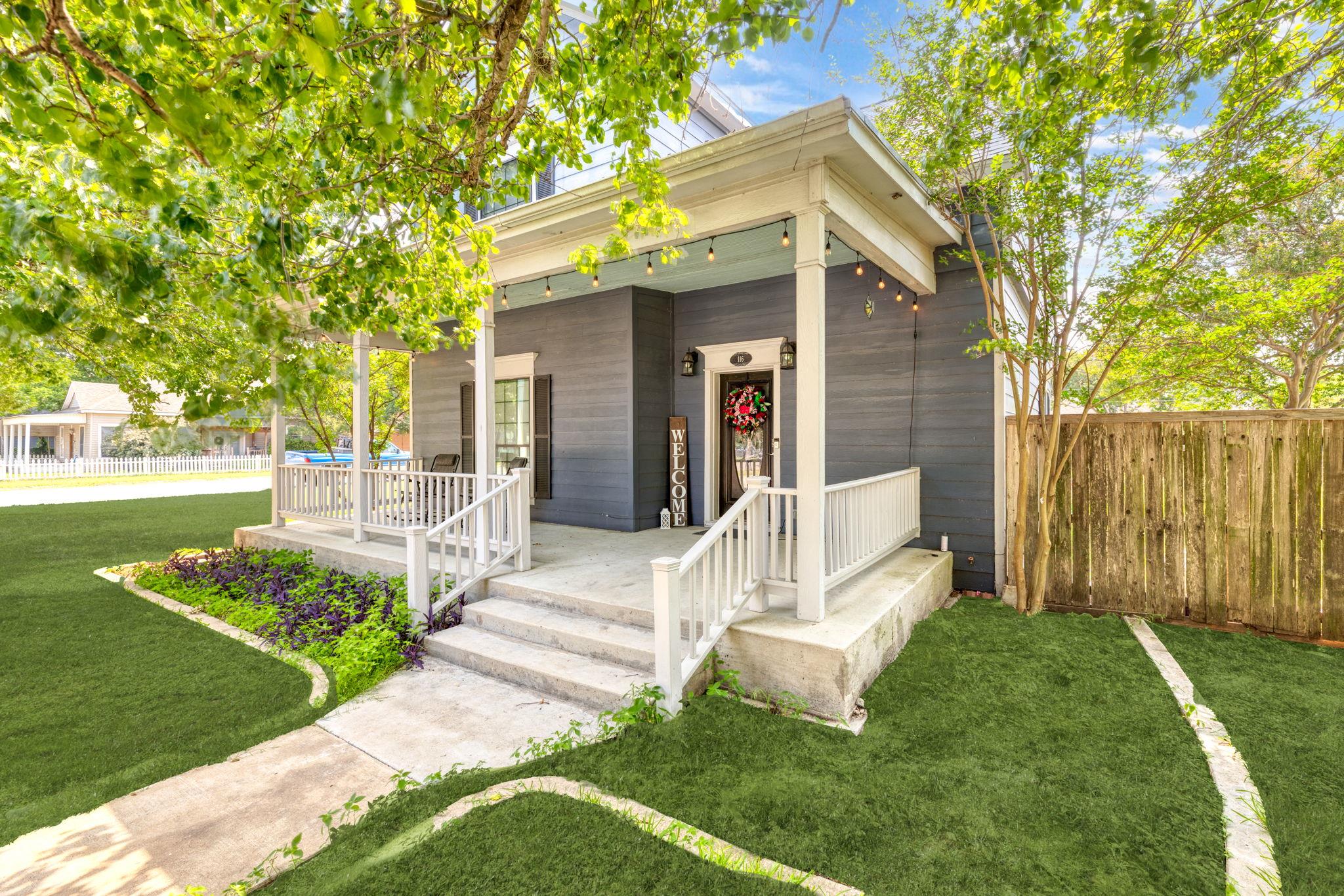 116 S Hackberry Ave, Luling, TX 78648