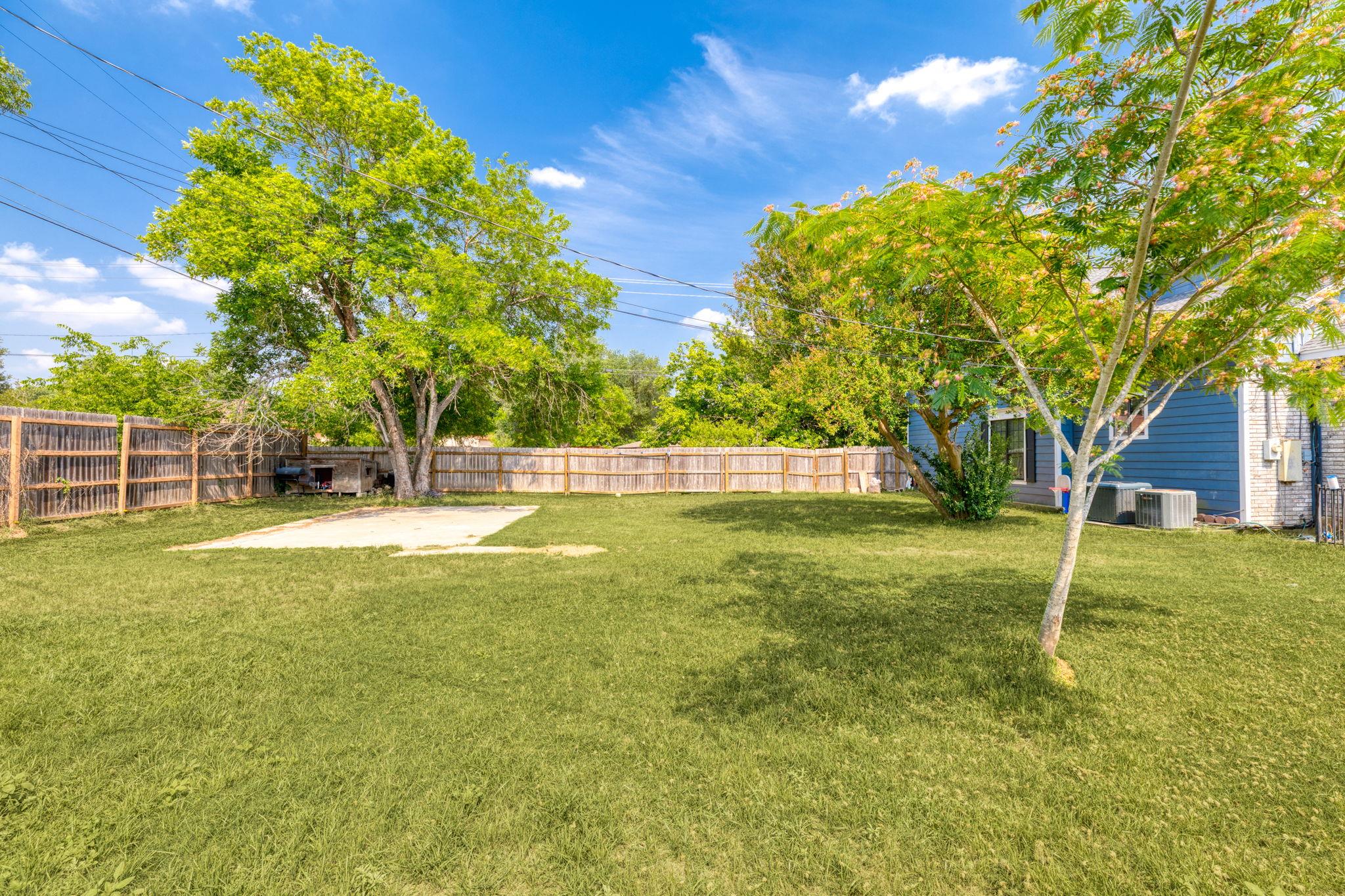 116 S Hackberry Ave, Luling, TX 78648