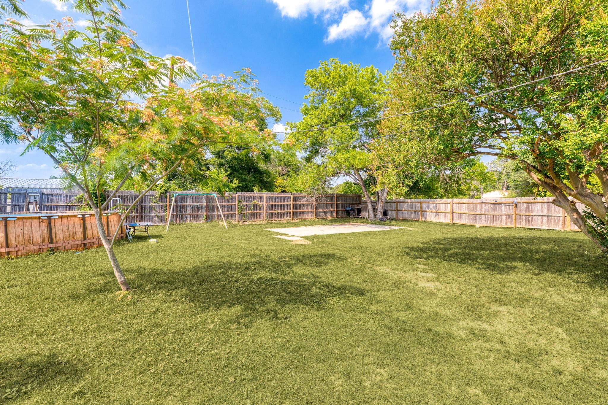 116 S Hackberry Ave, Luling, TX 78648