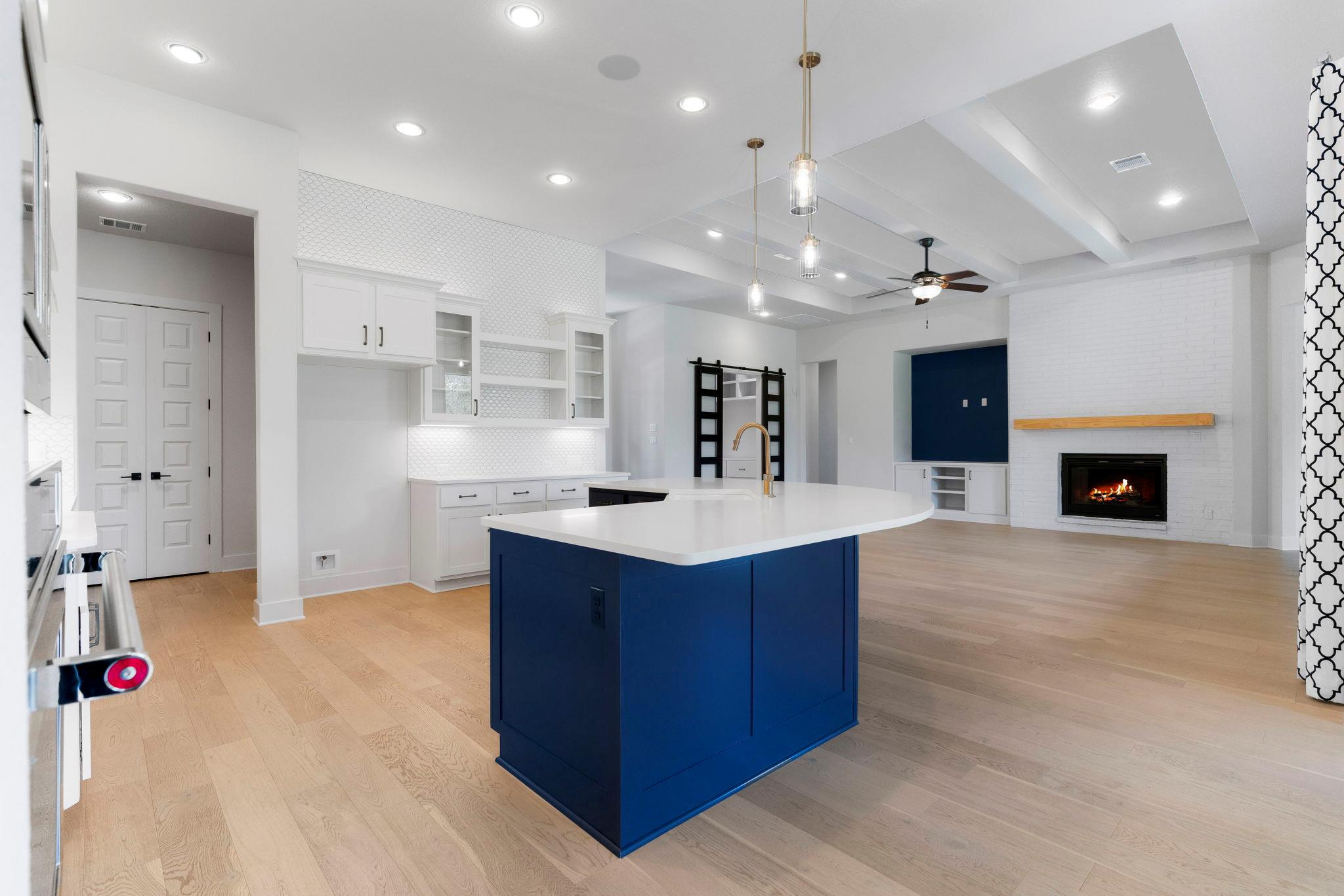 105 Council Oak Ct, Spicewood, TX 78669