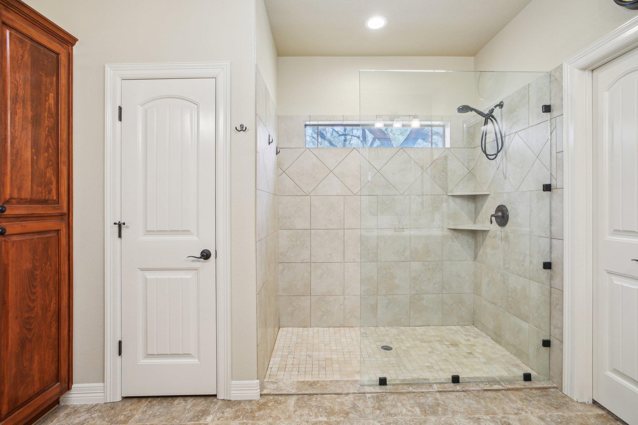 600 Augusta Cir N, Point Venture, TX 78645