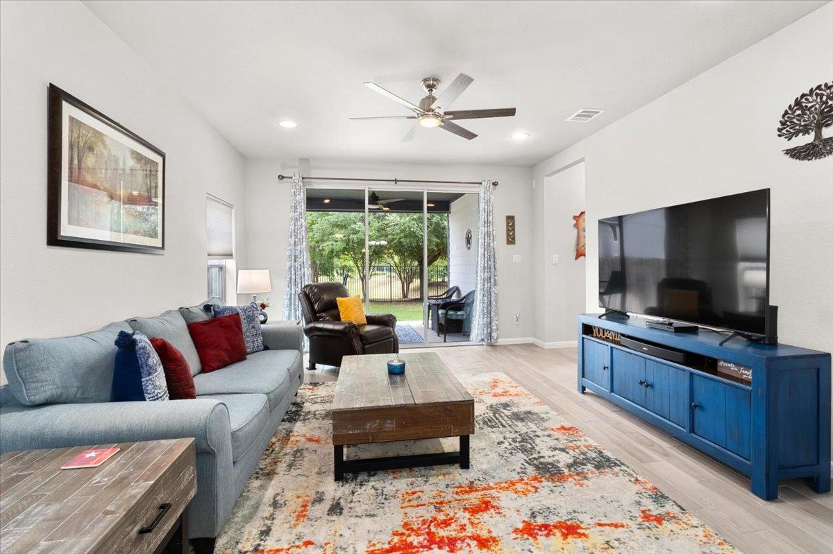 129 Lacey Oak Loop, San Marcos, TX 78666