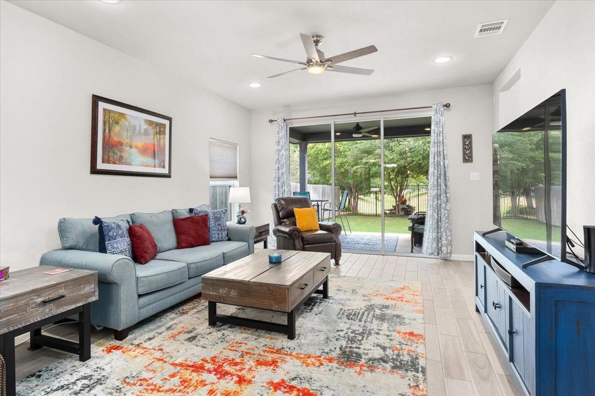 129 Lacey Oak Loop, San Marcos, TX 78666