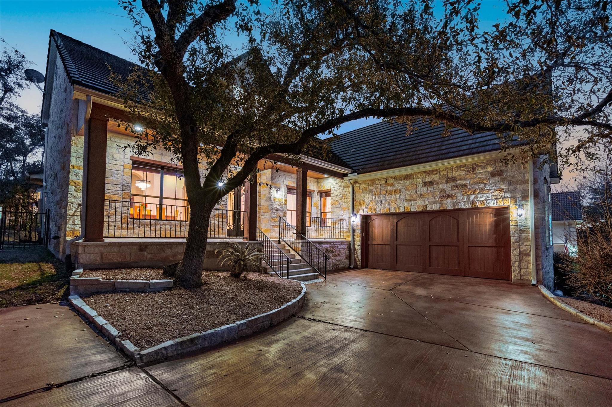 41 Tiburon Dr, The Hills, TX 78738