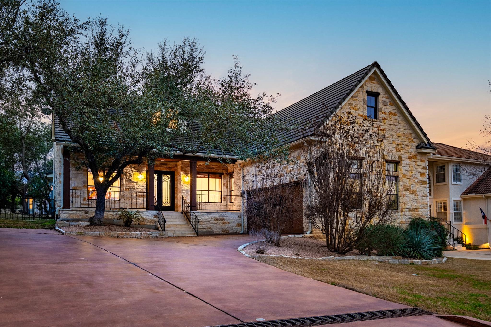 41 Tiburon Dr, The Hills, TX 78738