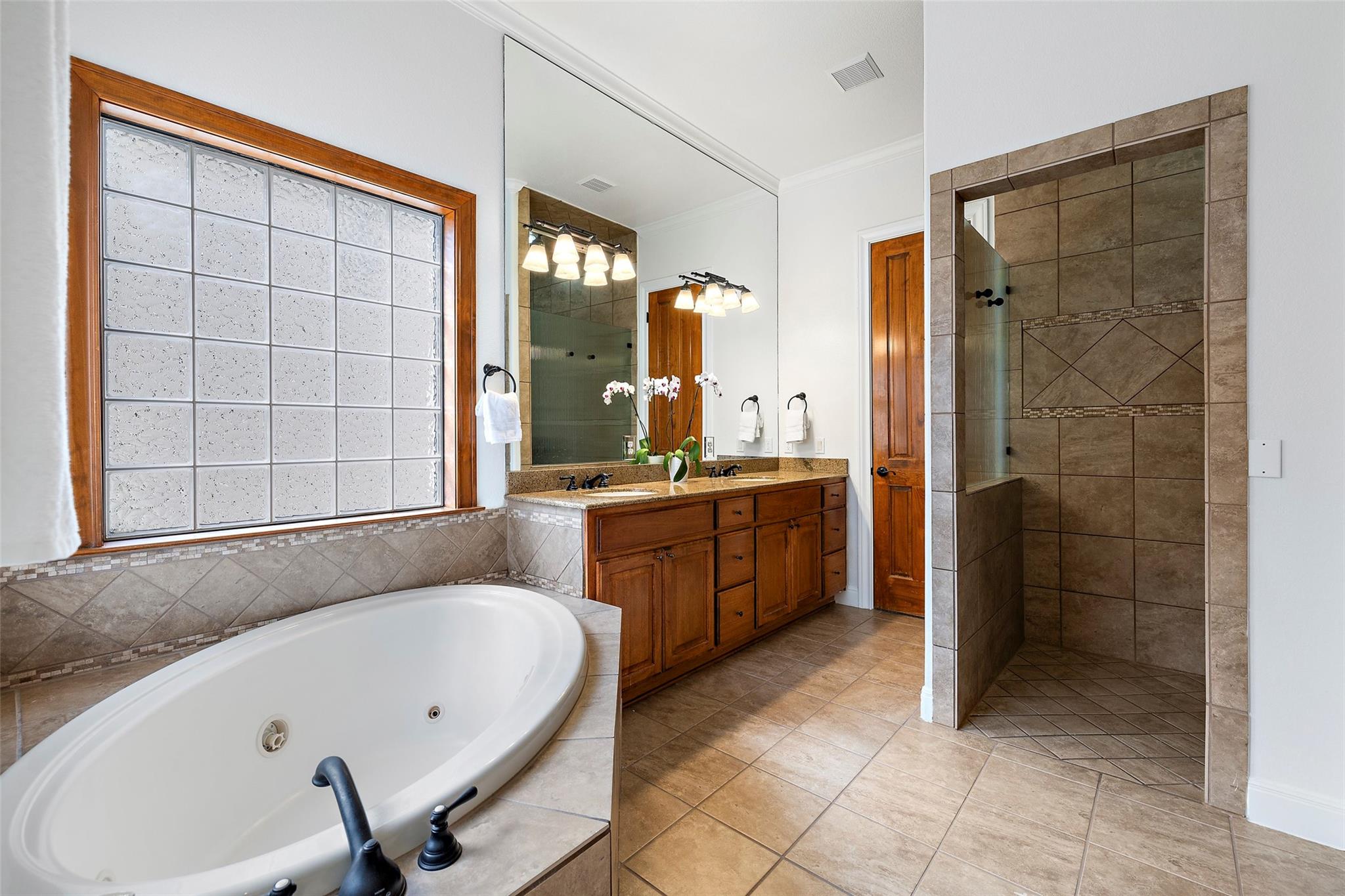 41 Tiburon Dr, The Hills, TX 78738