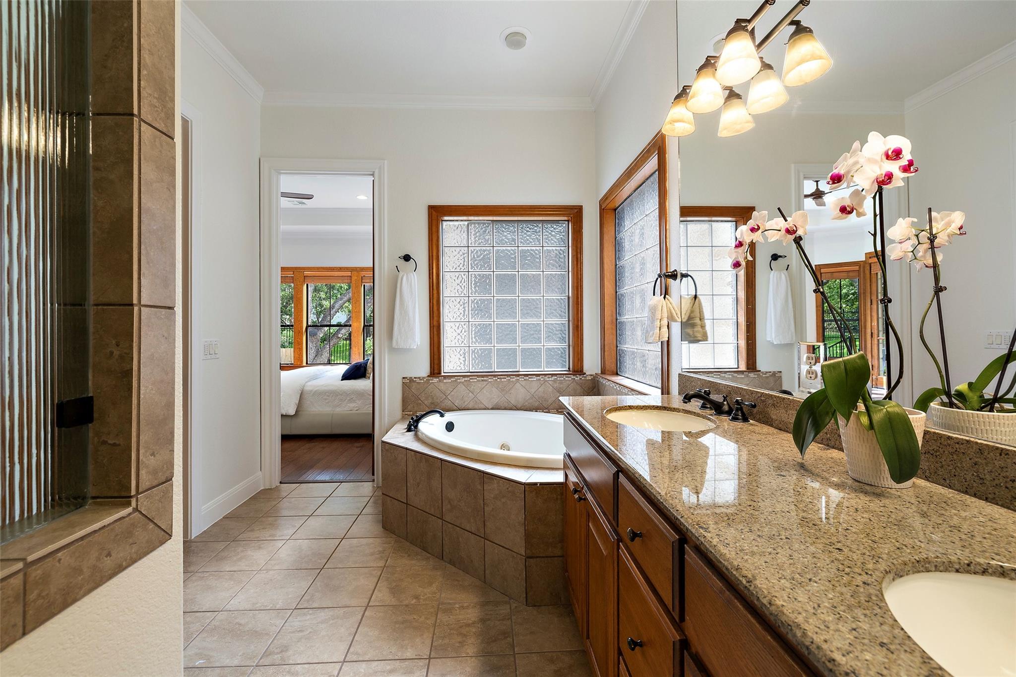 41 Tiburon Dr, The Hills, TX 78738