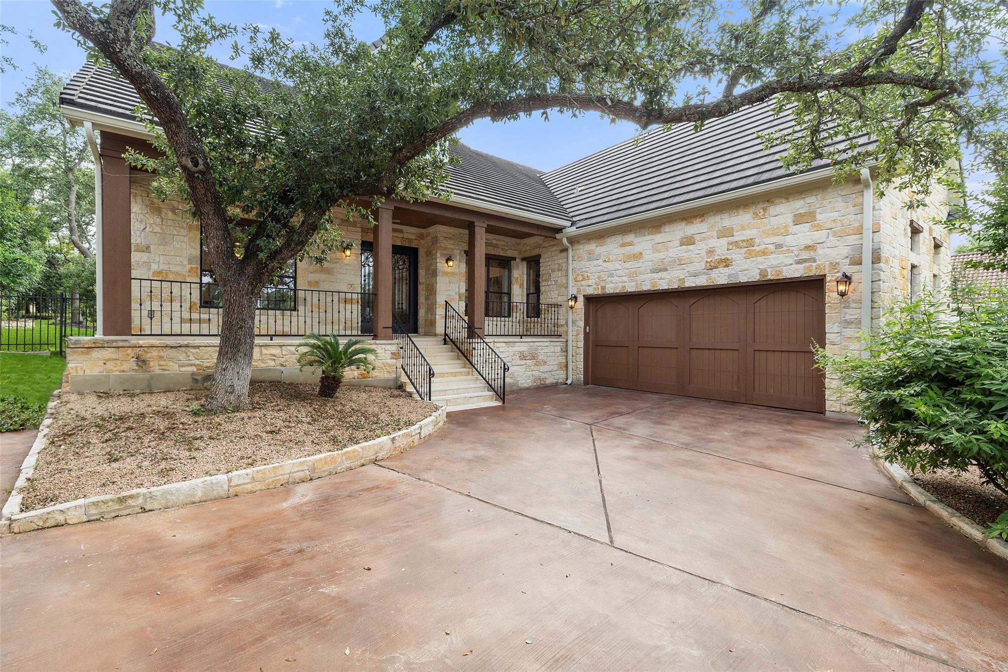 41 Tiburon Dr, The Hills, TX 78738