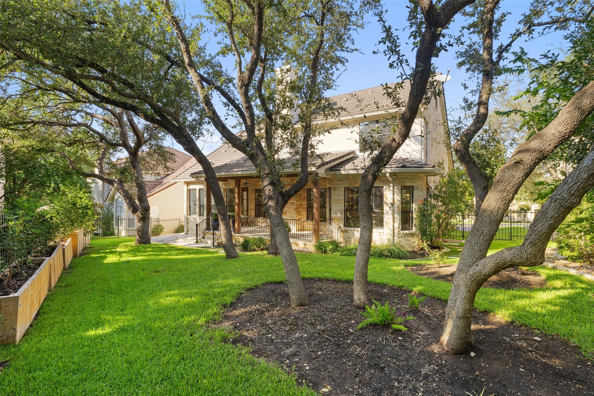 41 Tiburon Dr, The Hills, TX 78738