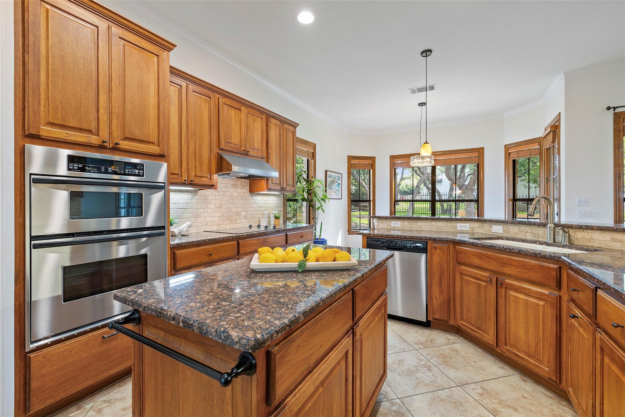 41 Tiburon Dr, The Hills, TX 78738