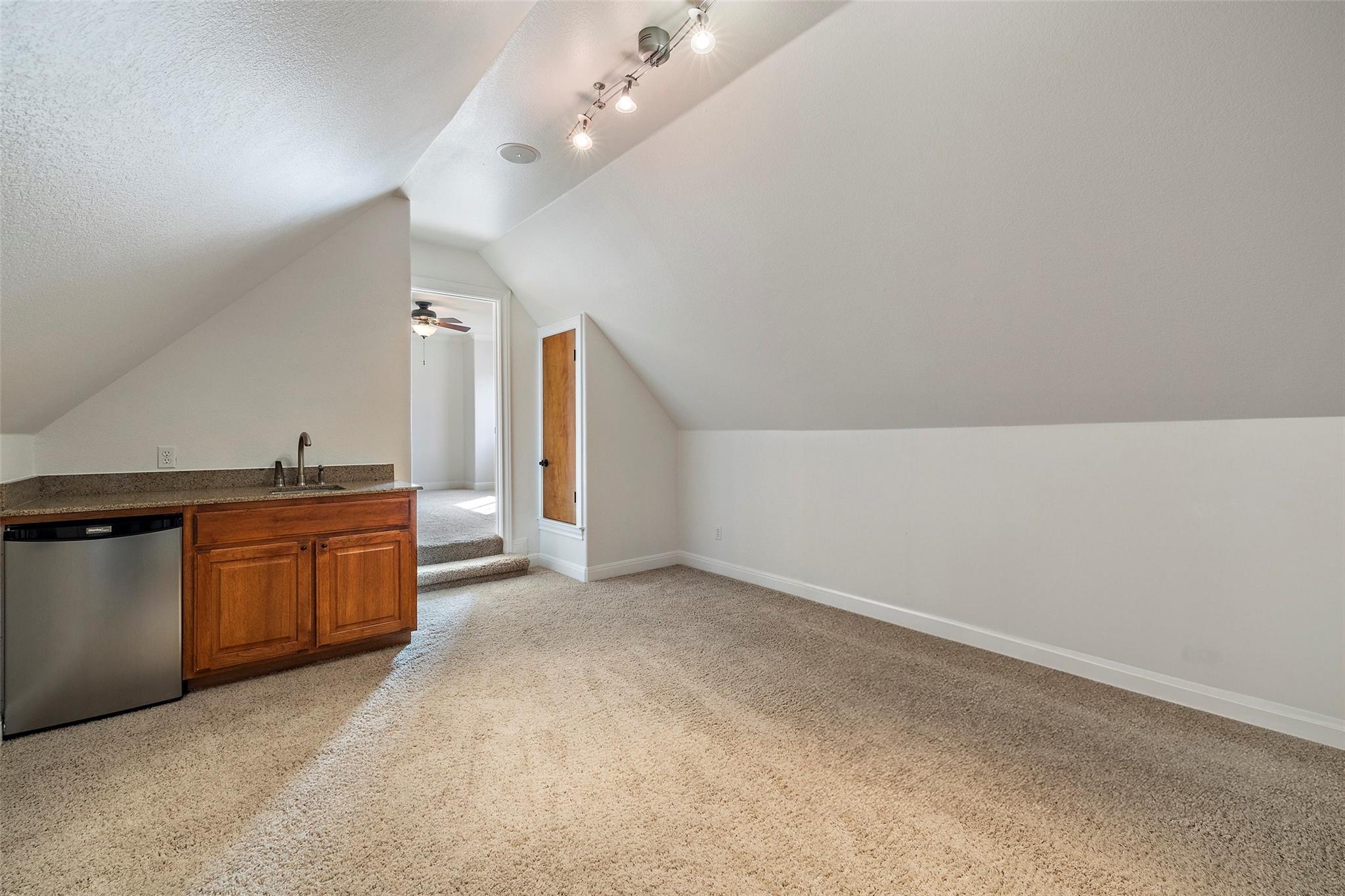 41 Tiburon Dr, The Hills, TX 78738