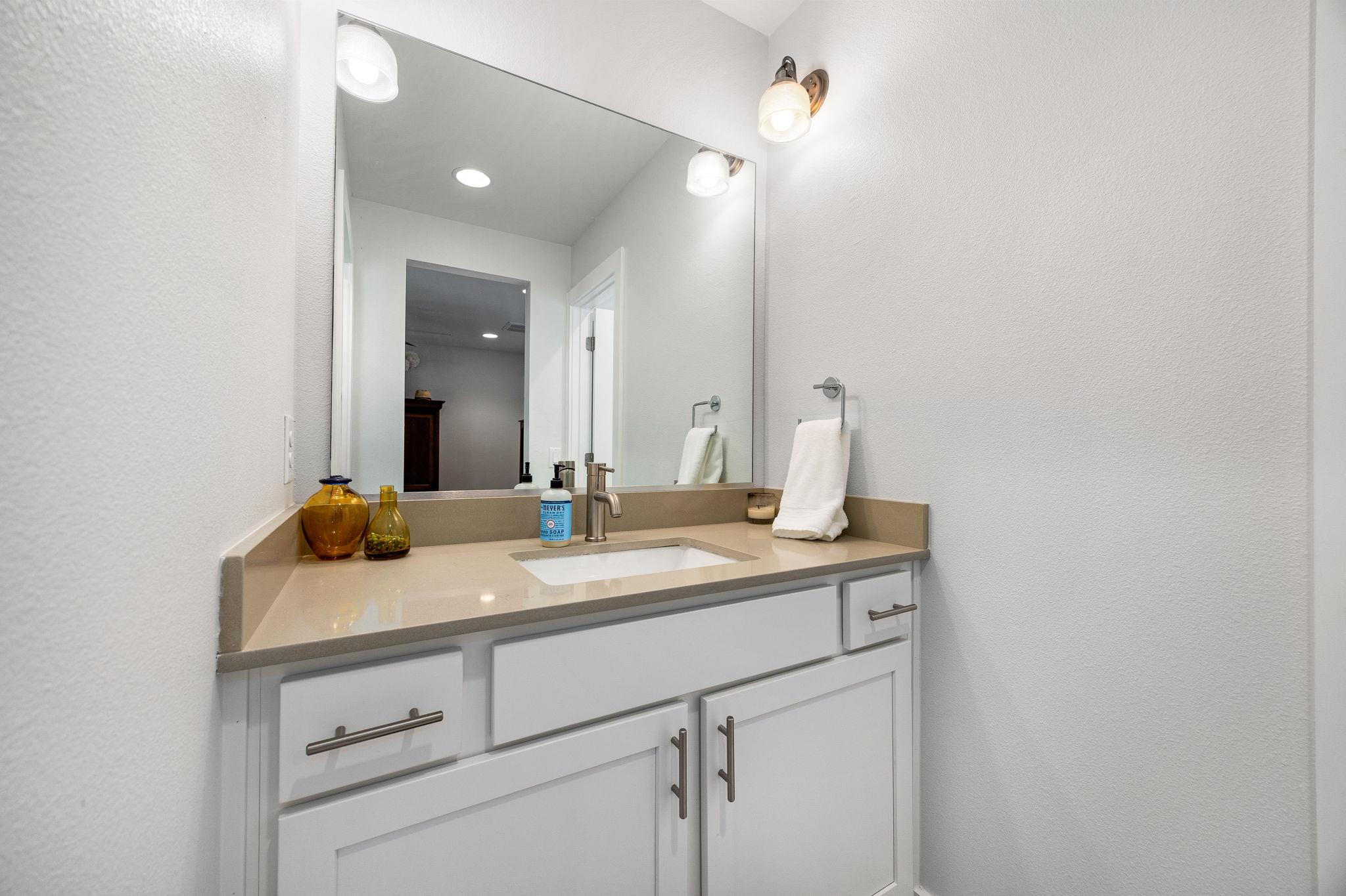 2100 E 10th St, Austin, TX 78702