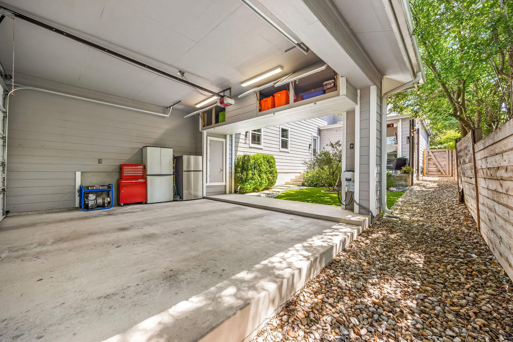 2100 E 10th St, Austin, TX 78702