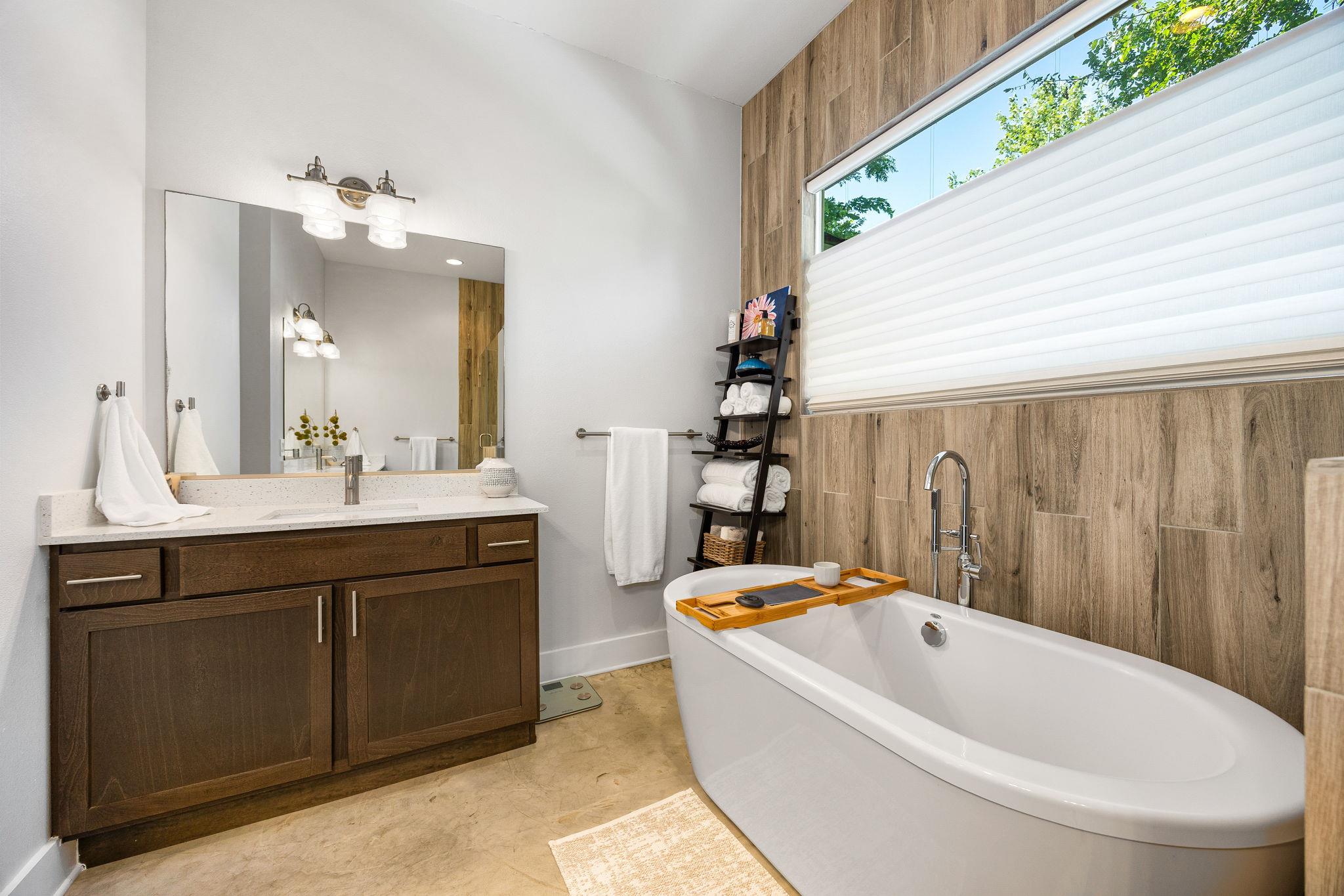 2100 E 10th St, Austin, TX 78702