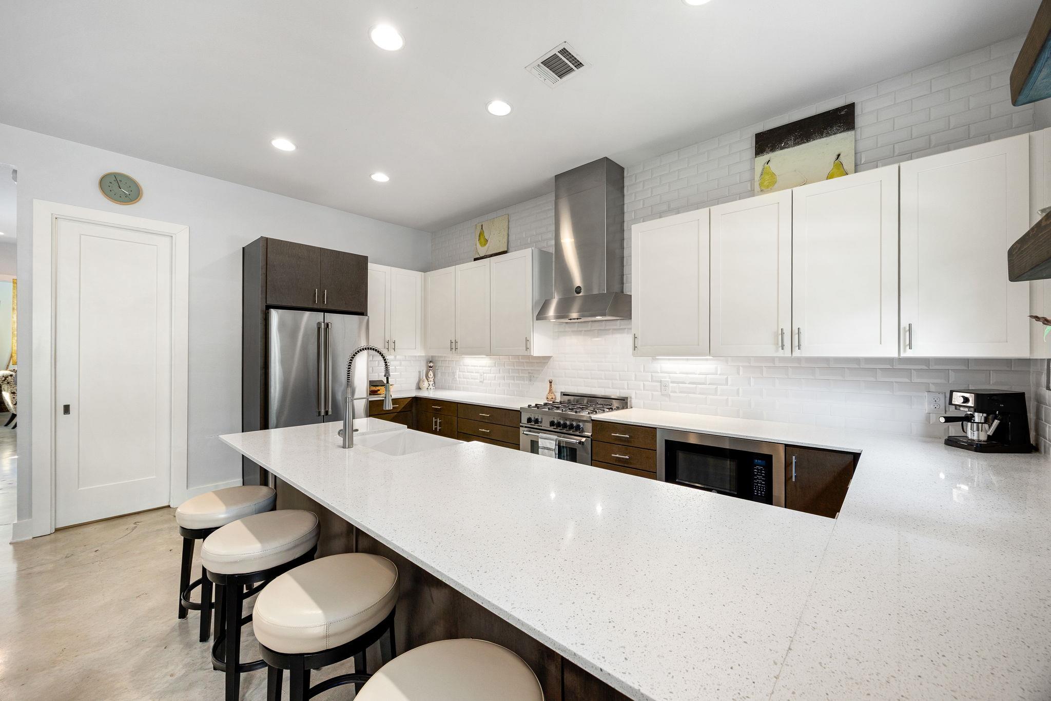 2100 E 10th St, Austin, TX 78702