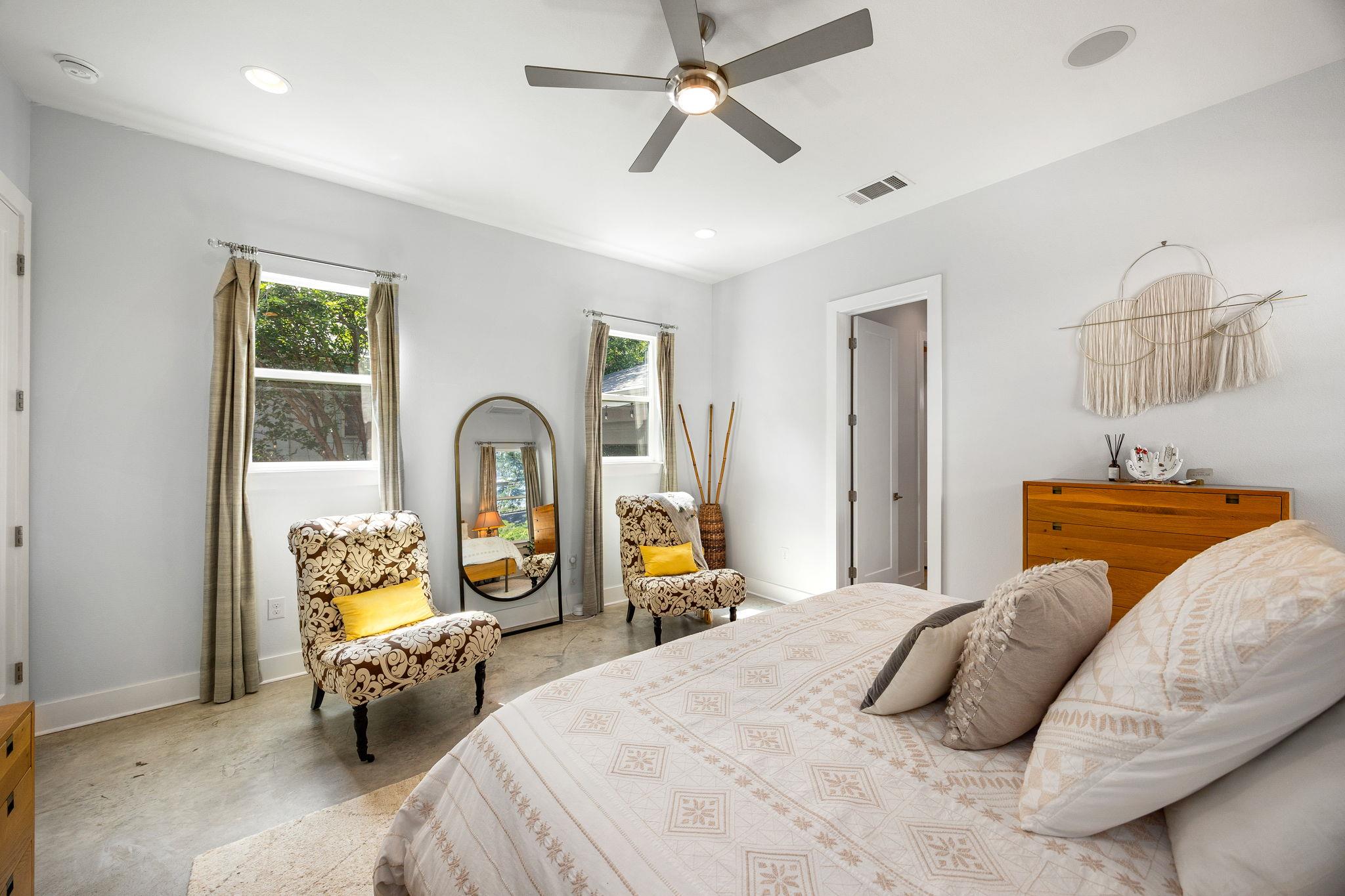 2100 E 10th St, Austin, TX 78702