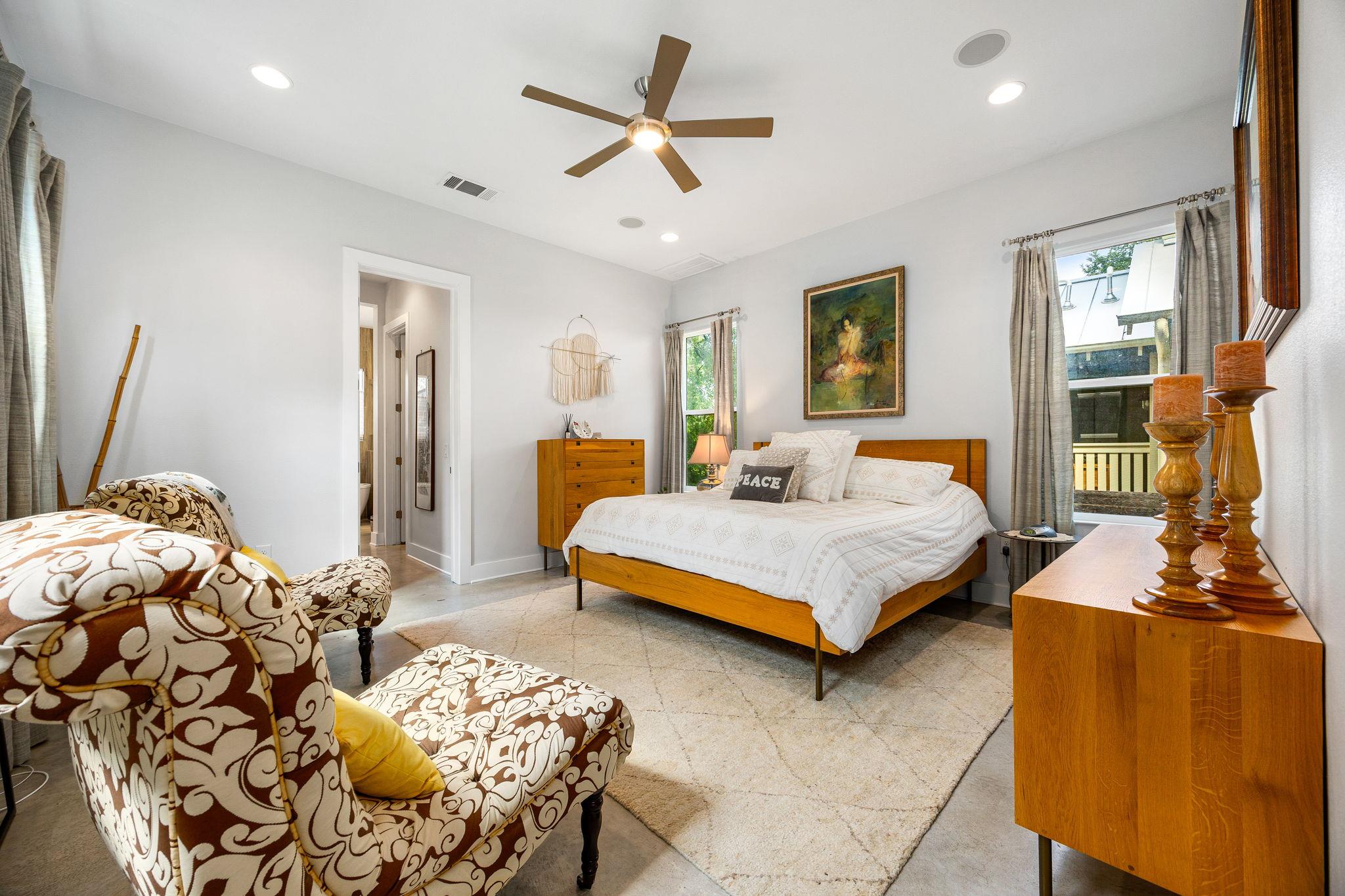 2100 E 10th St, Austin, TX 78702
