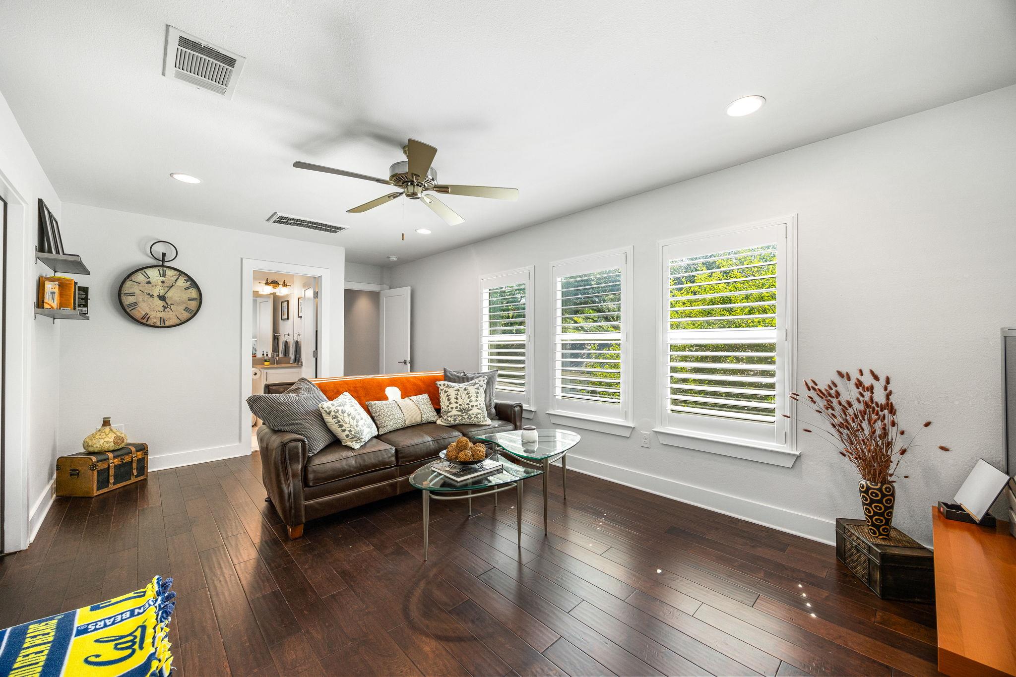 2100 E 10th St, Austin, TX 78702