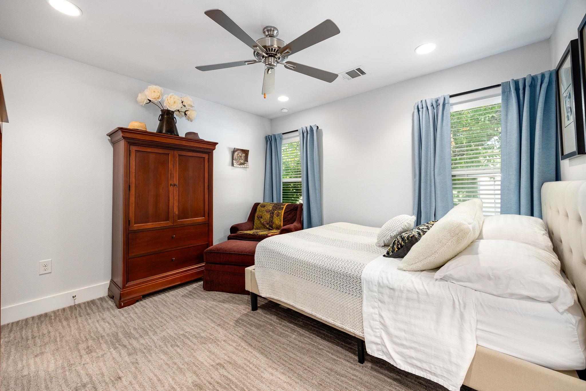 2100 E 10th St, Austin, TX 78702