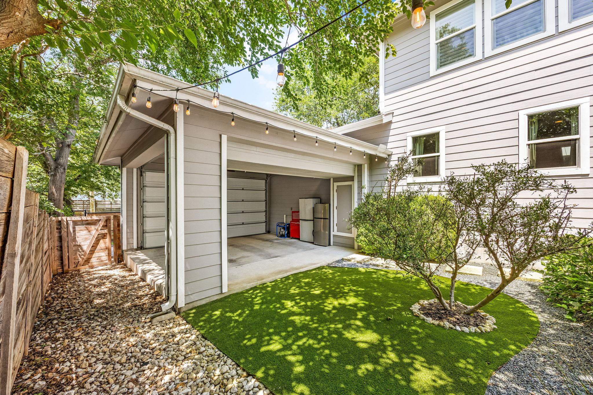 2100 E 10th St, Austin, TX 78702