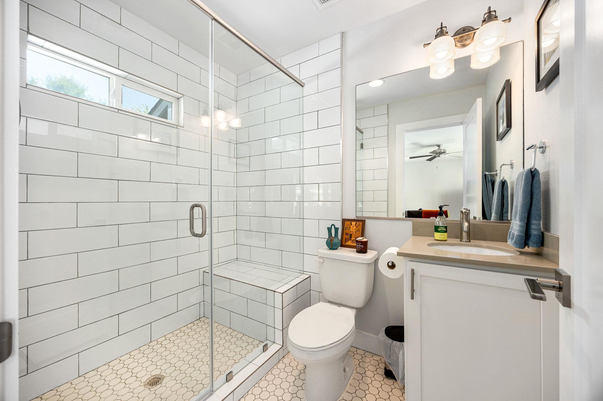 2100 E 10th St, Austin, TX 78702