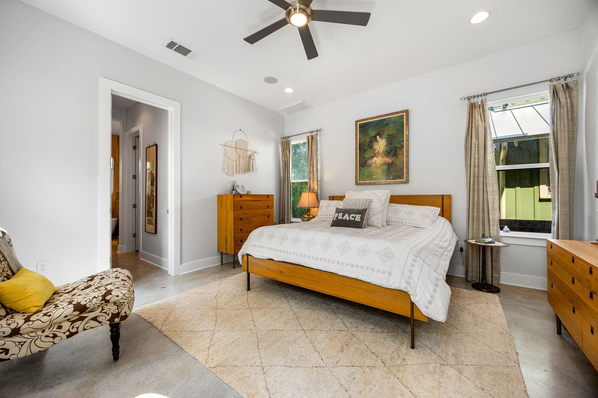 2100 E 10th St, Austin, TX 78702