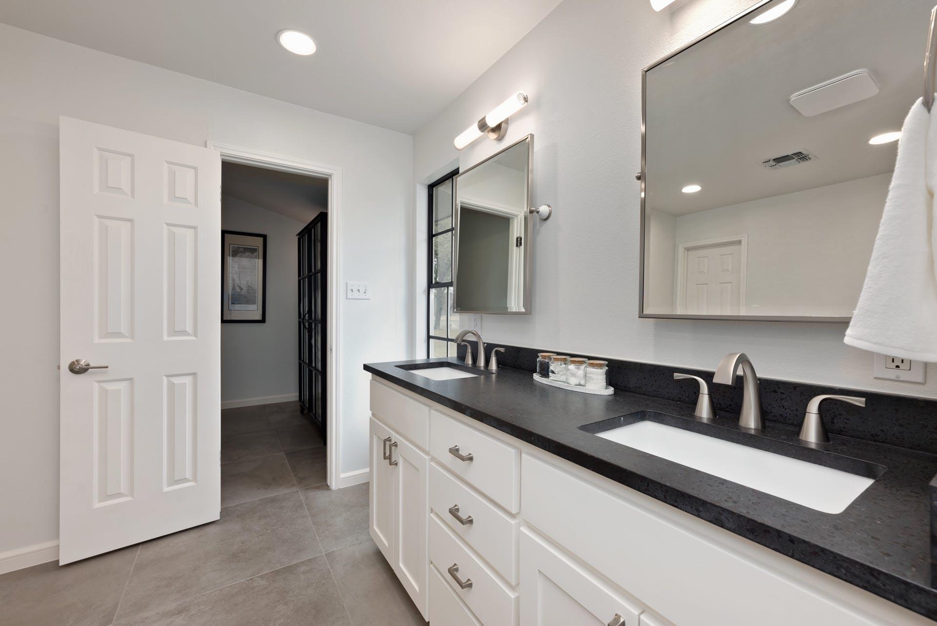 405 Lake View Dr, Spicewood, TX 78669