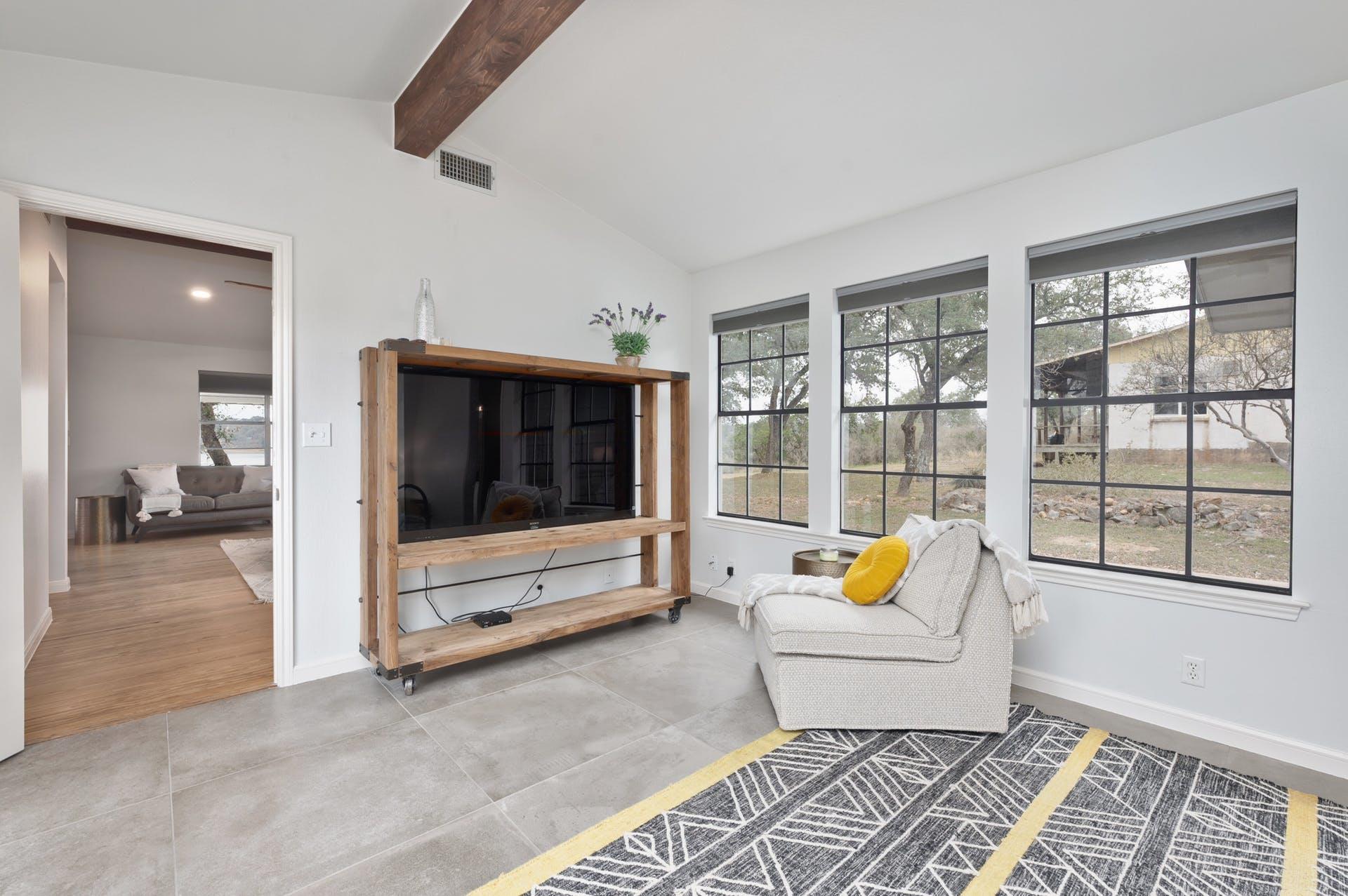 405 Lake View Dr, Spicewood, TX 78669