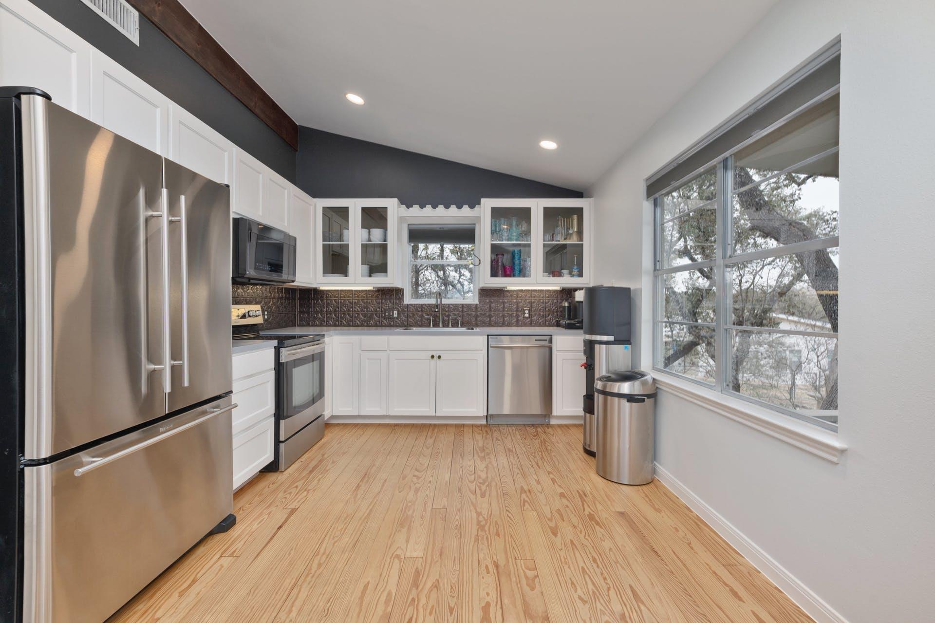 405 Lake View Dr, Spicewood, TX 78669