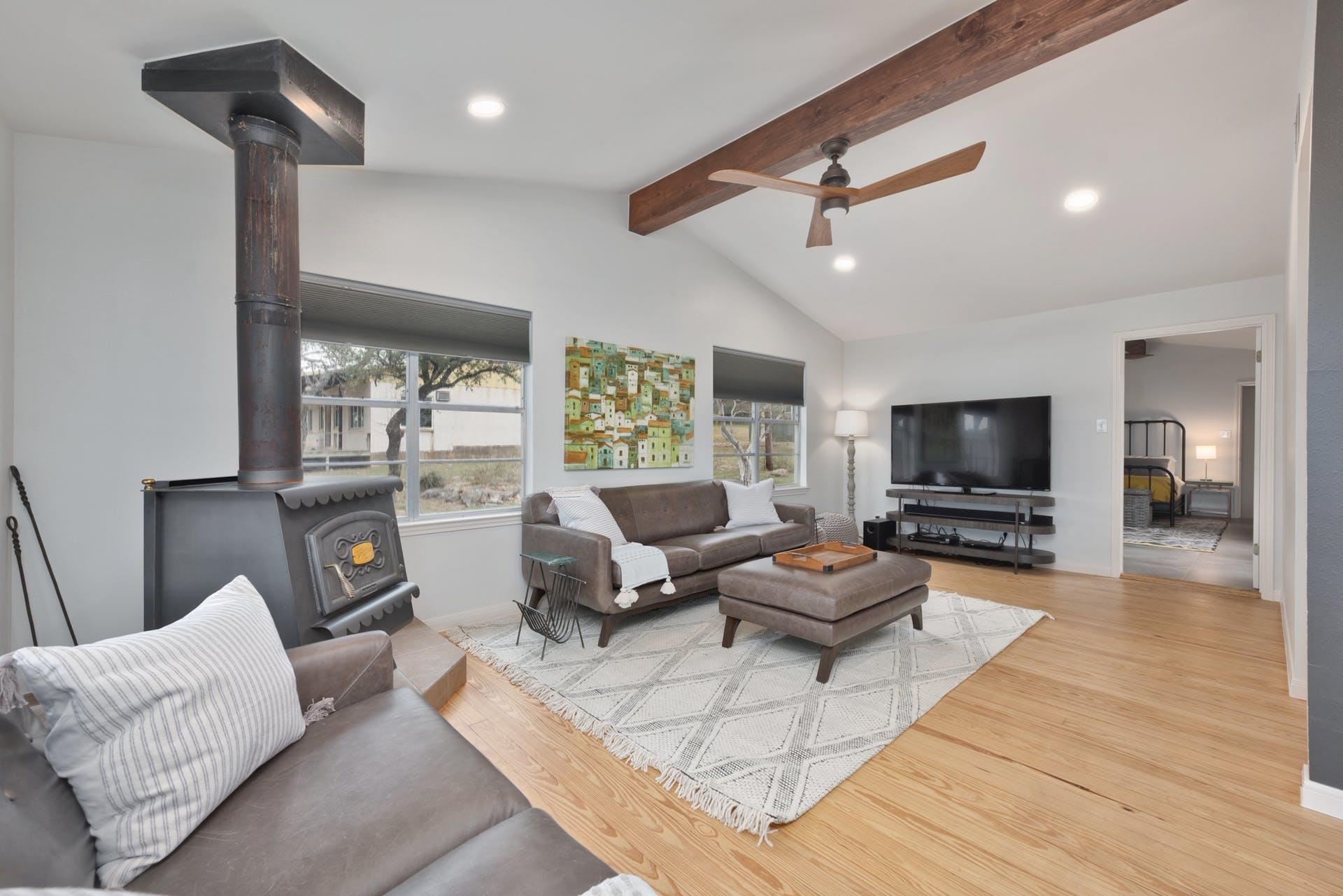 405 Lake View Dr, Spicewood, TX 78669