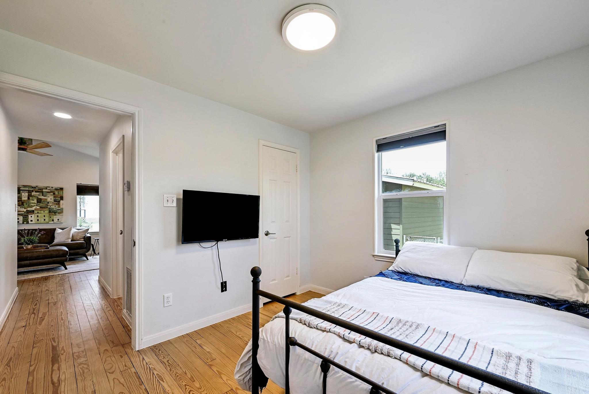 405 Lake View Dr, Spicewood, TX 78669