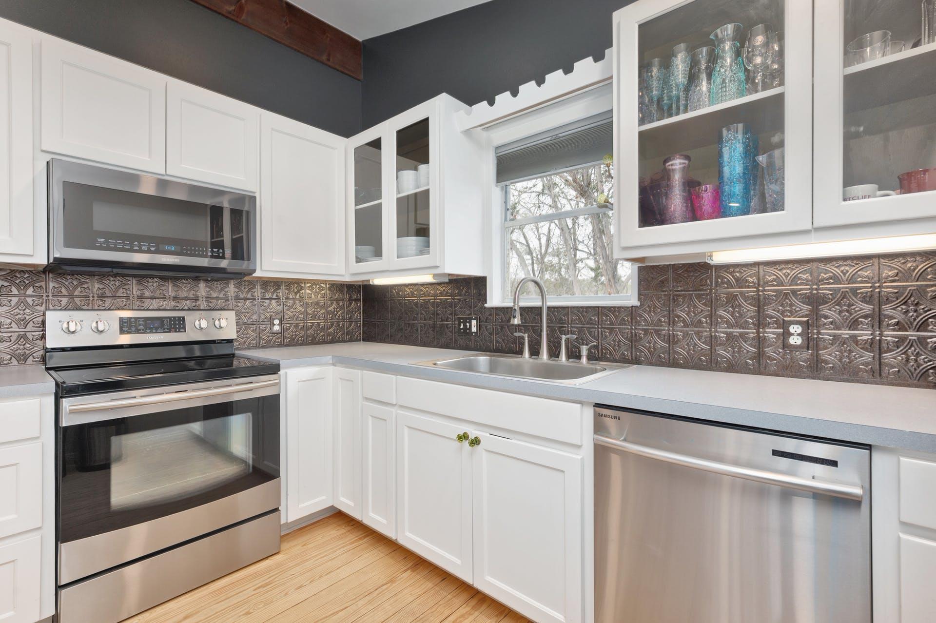 405 Lake View Dr, Spicewood, TX 78669