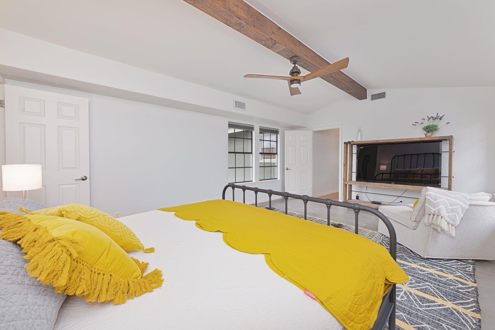 405 Lake View Dr, Spicewood, TX 78669