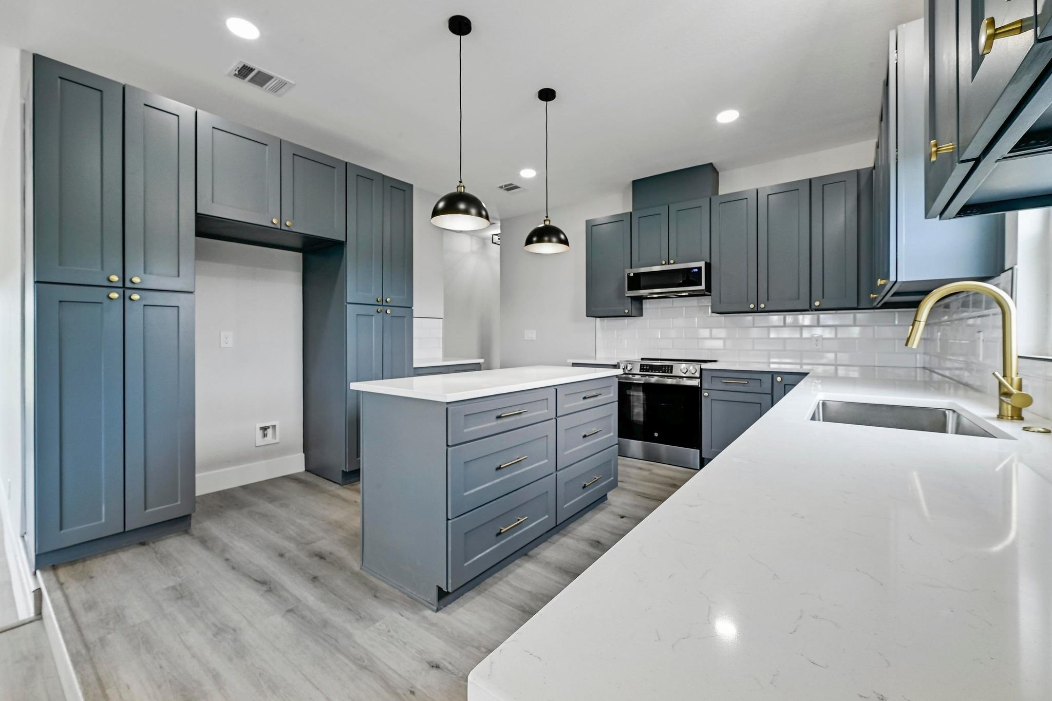 409 Lake View Dr, Spicewood, TX 78669