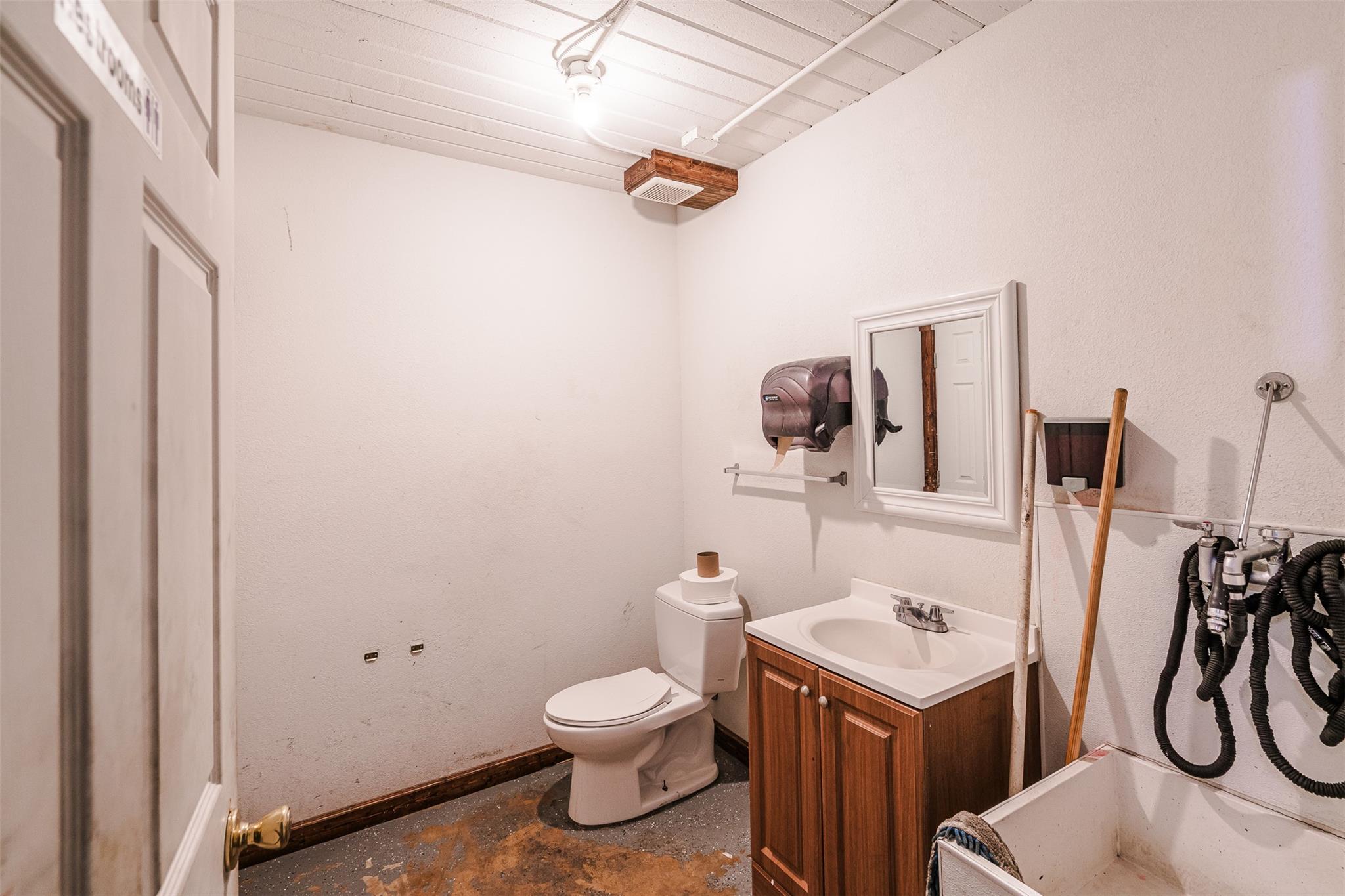 114 S Commerce St, Lockhart, TX 78644