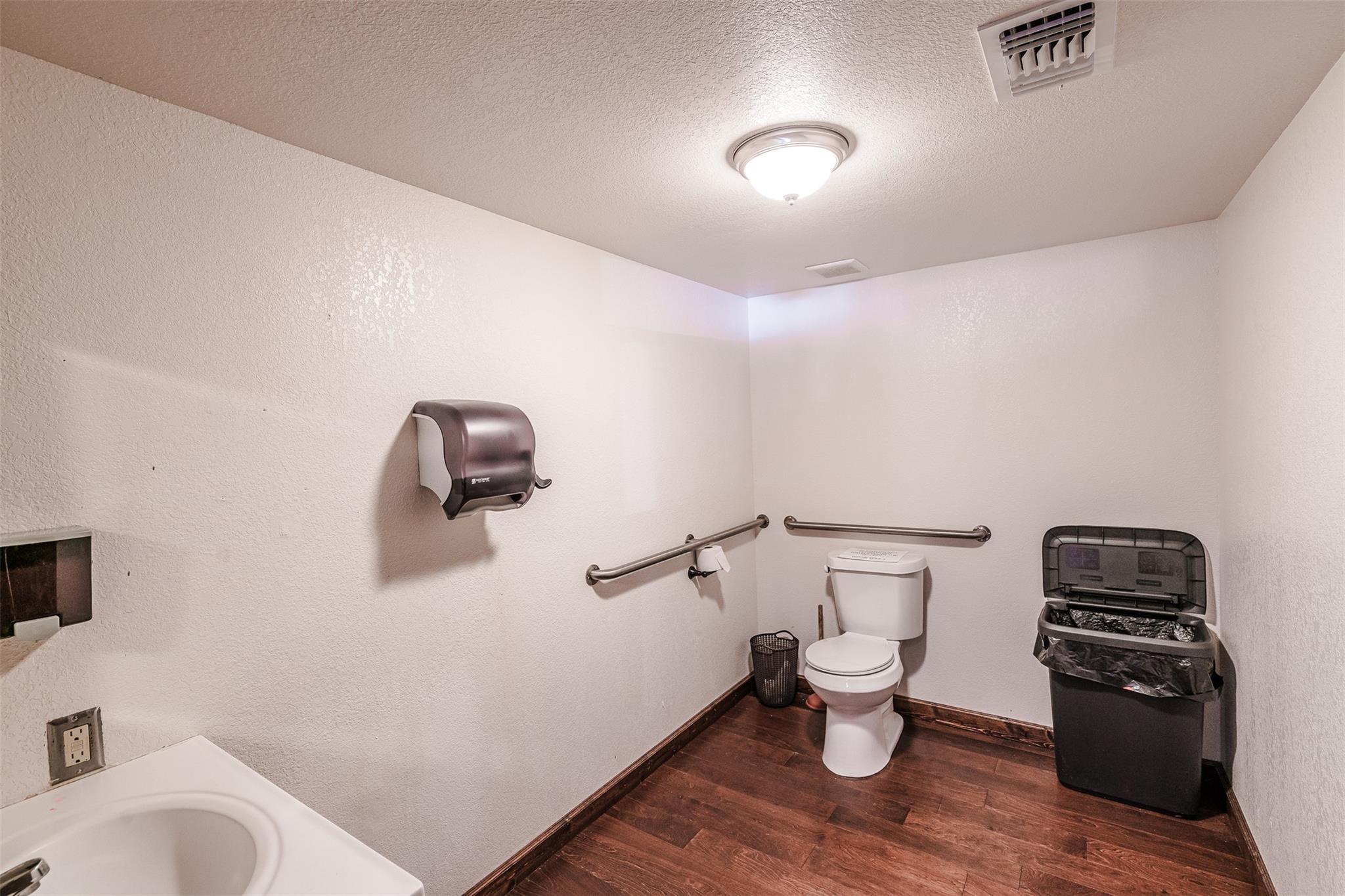 114 S Commerce St, Lockhart, TX 78644