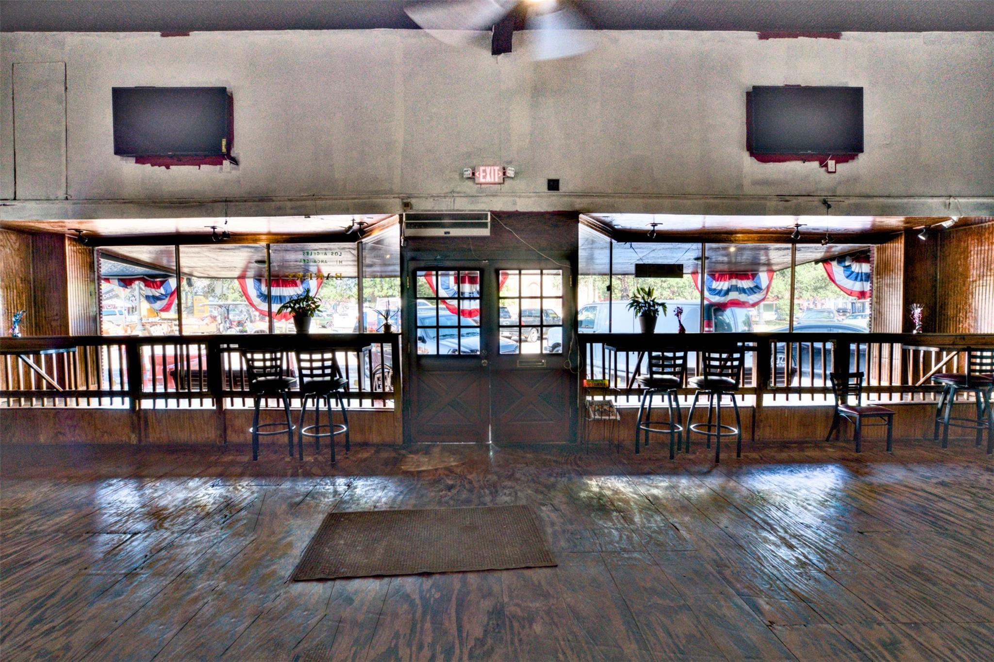 114 S Commerce St, Lockhart, TX 78644