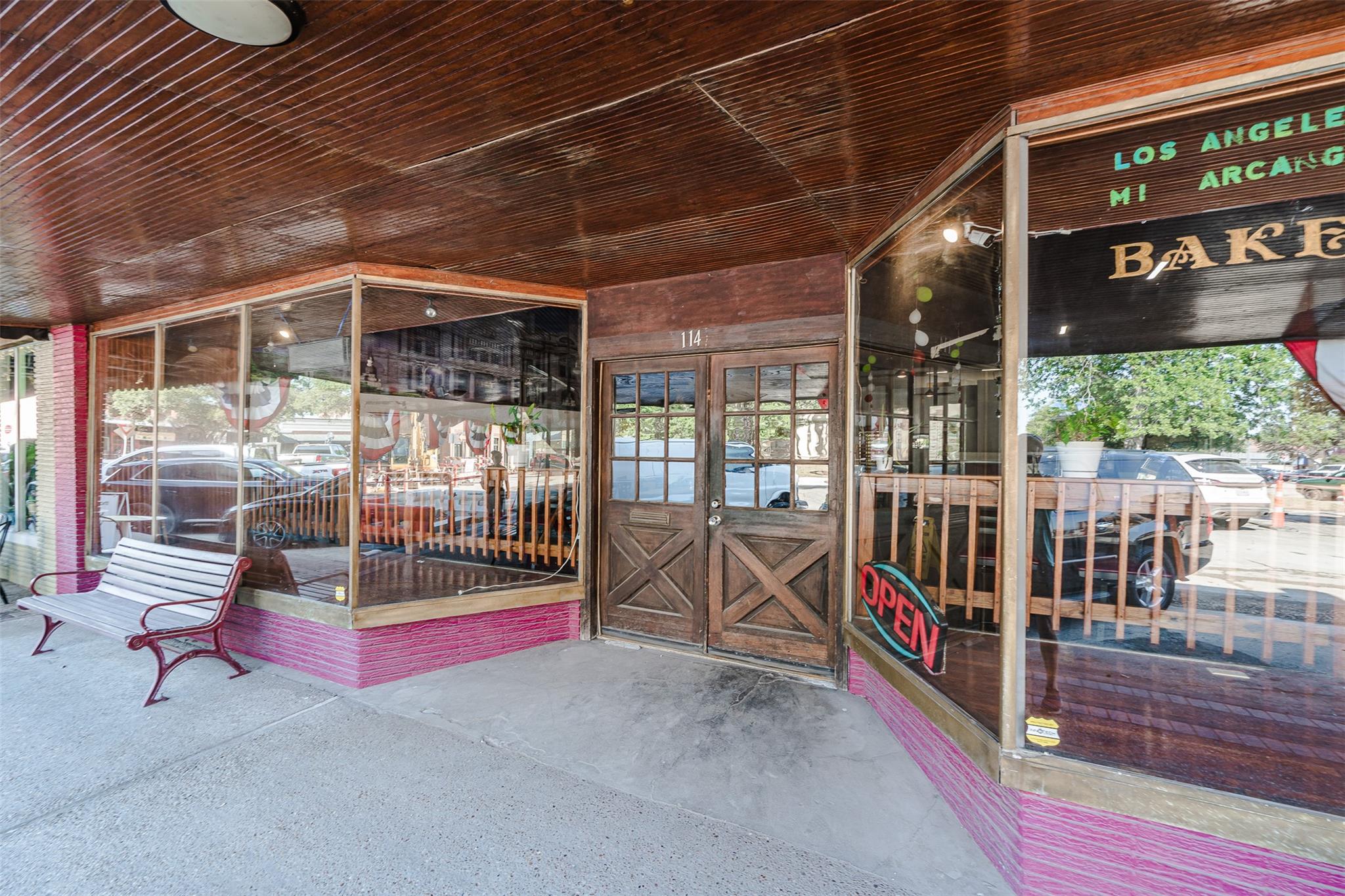 114 S Commerce St, Lockhart, TX 78644