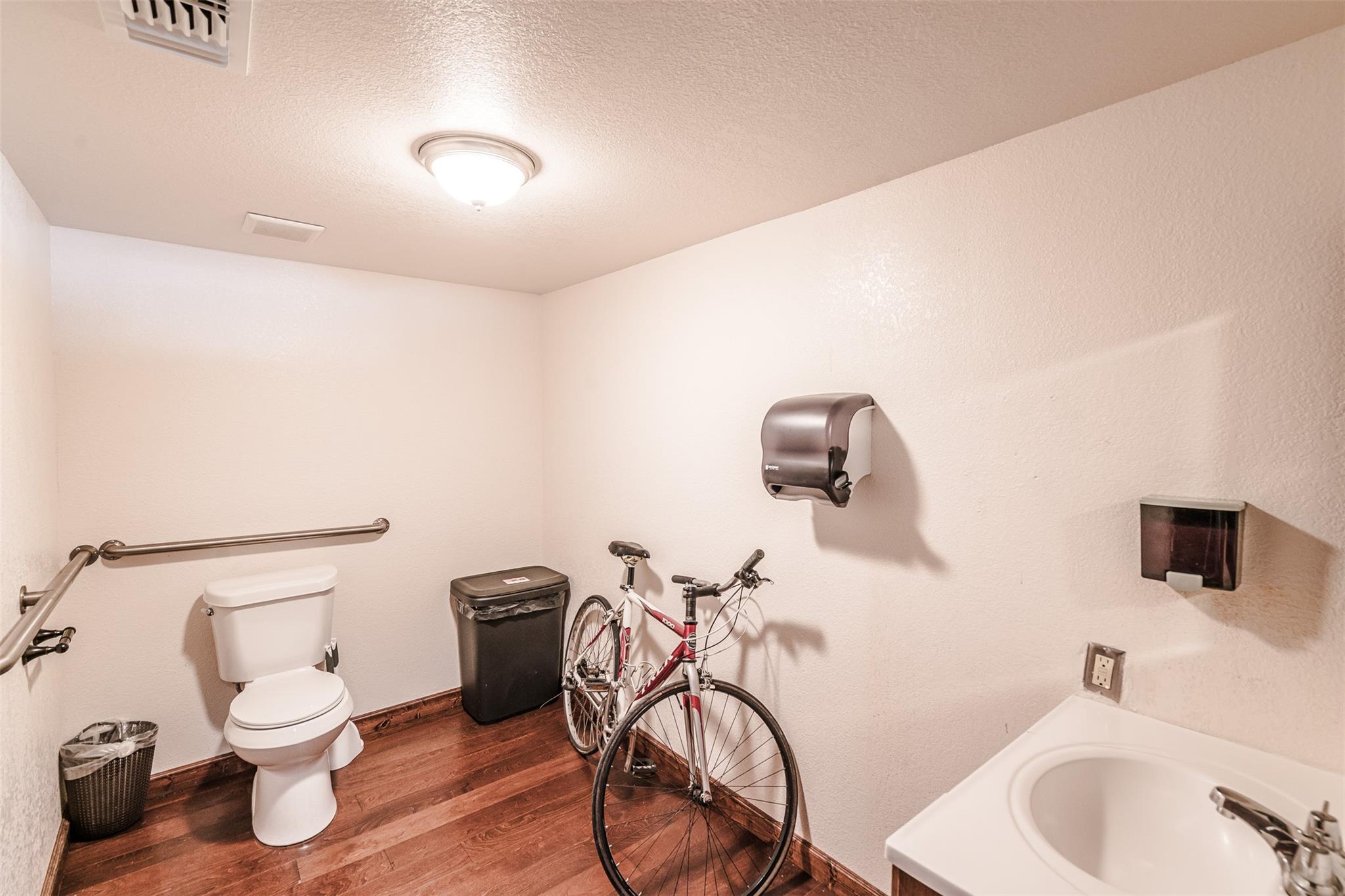 114 S Commerce St, Lockhart, TX 78644