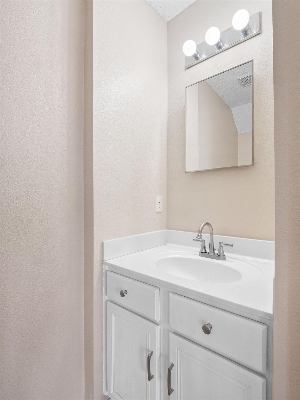 2727 High Point Dr, Round Rock, TX 78664