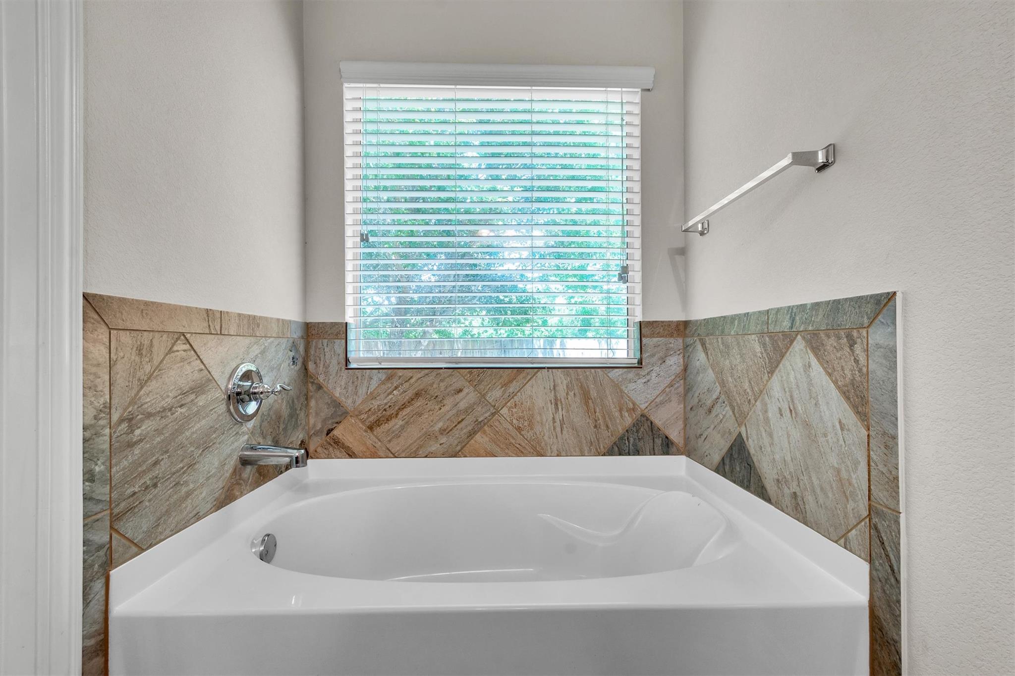 204 Chickadee Ln, Leander, TX 78641