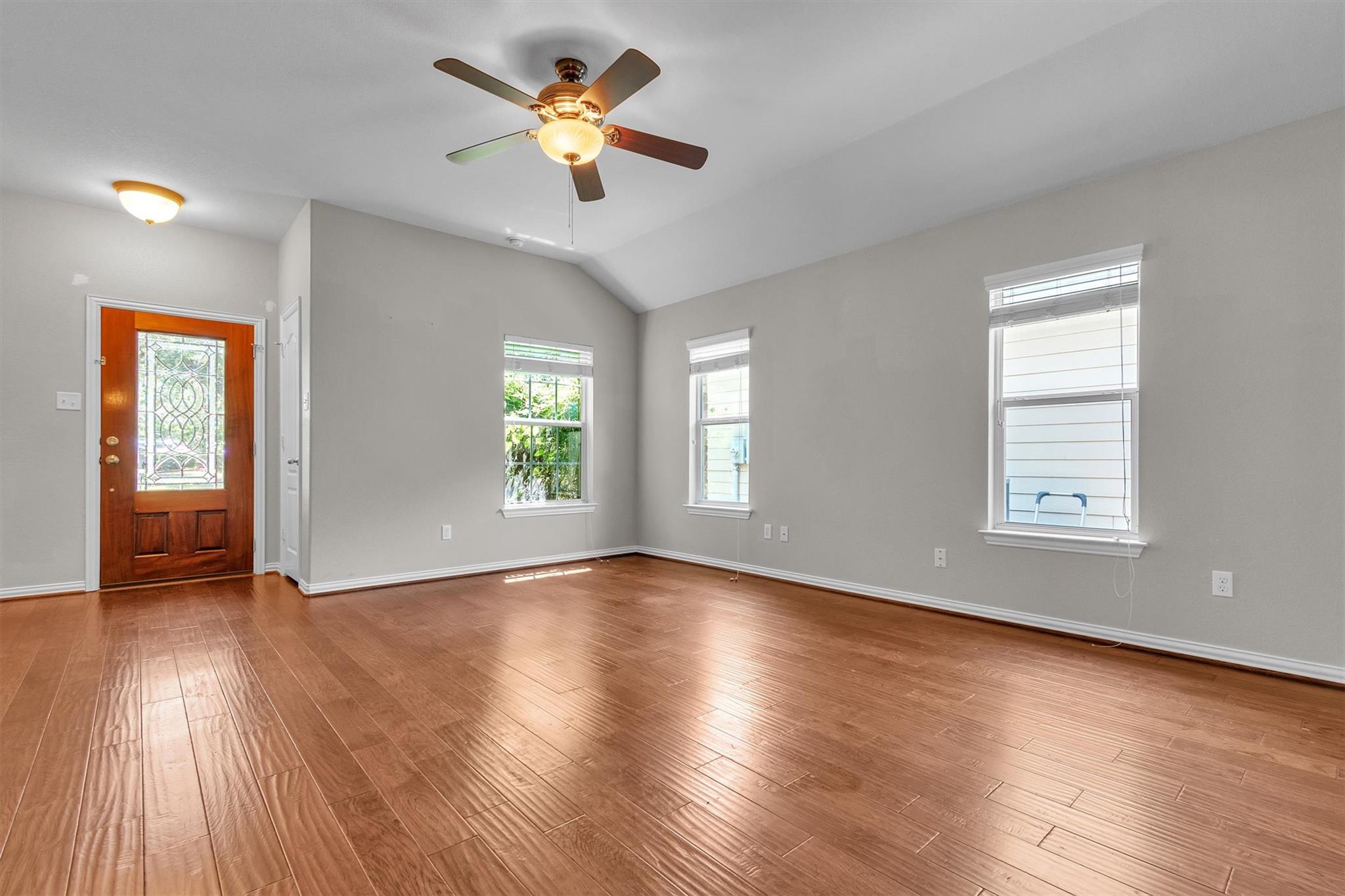 204 Chickadee Ln, Leander, TX 78641